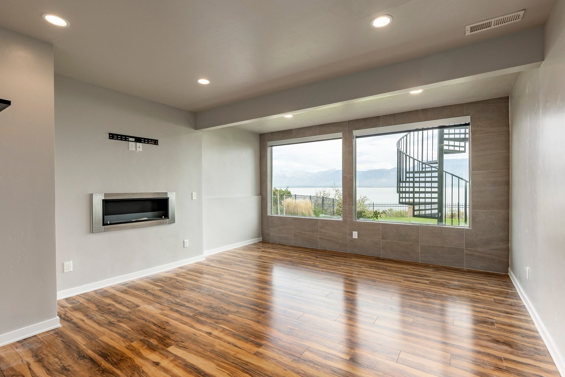  Modern Lakefront Retreat with Breathtaking Lake and Mountain Views - 物件實景