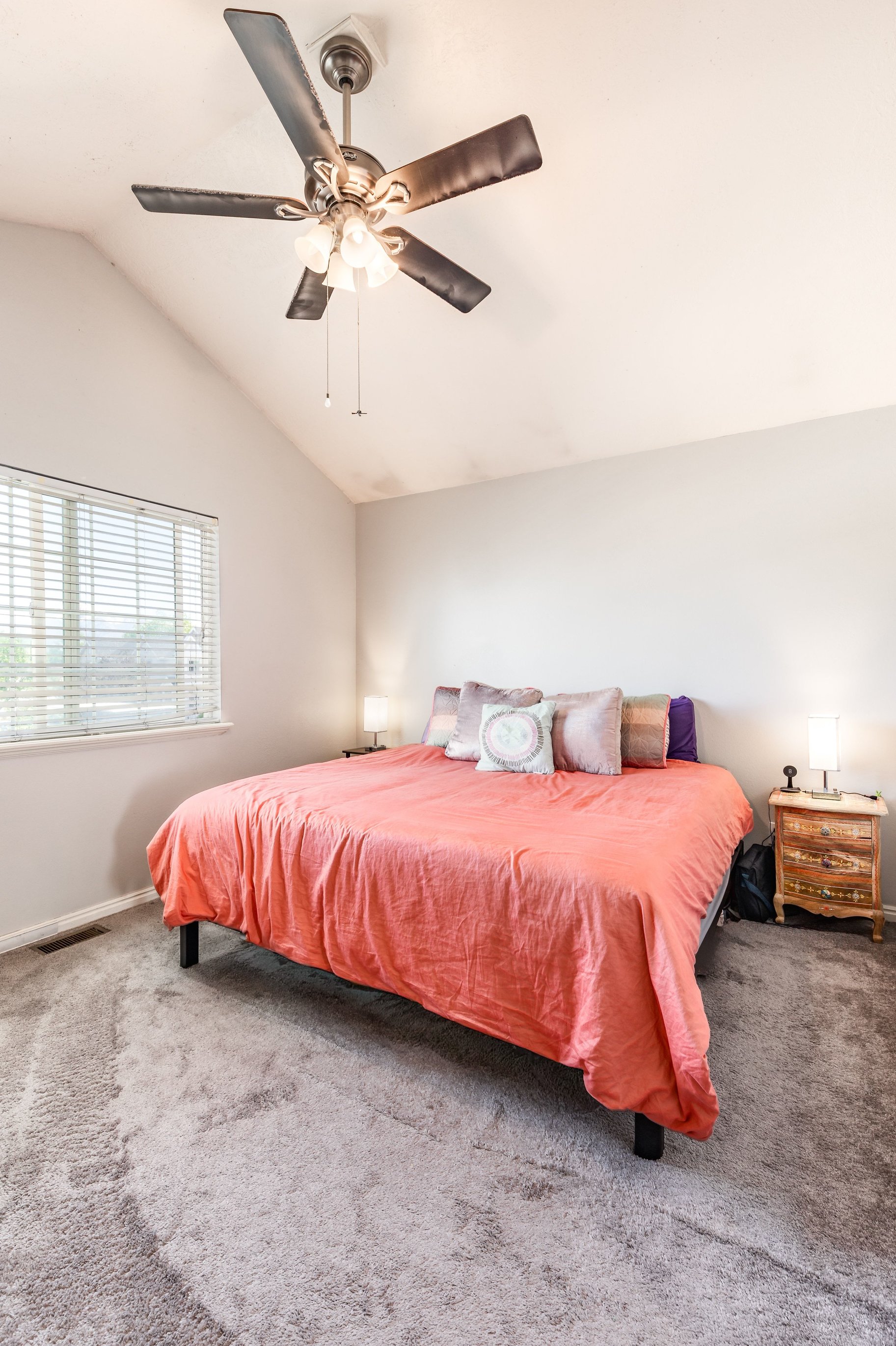  Your Perfect Townhome: Spacious Layout, Finished Basement & Relaxing Back Patio - 物件實景