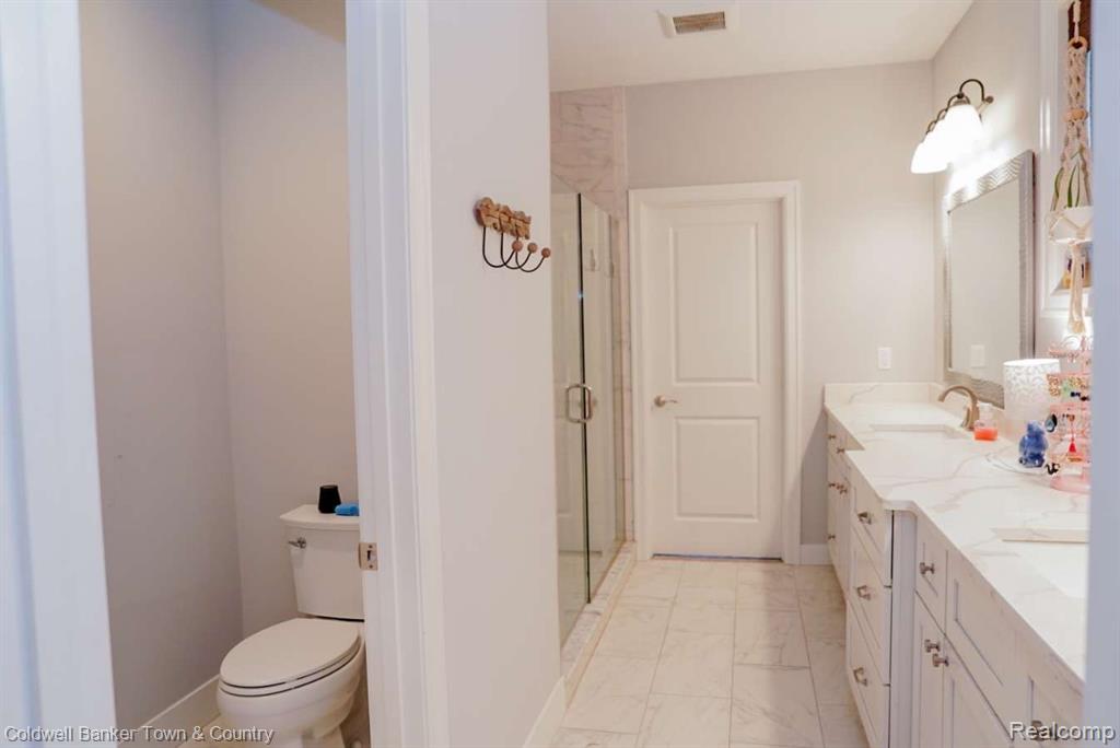 Brighton, Michigan, 48114, United States, 4 Bedrooms Bedrooms, ,5 BathroomsBathrooms,Residential,For Sale,1837893
