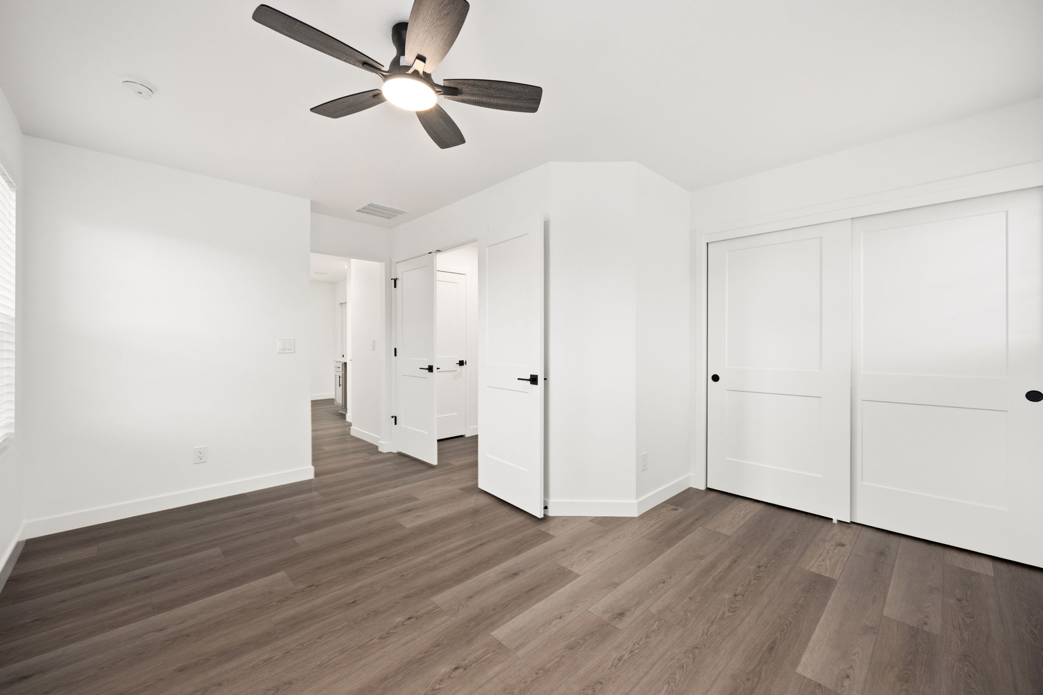  Newly constructed home offering 6 beds & 4 baths with a flexible layout - 物件實景