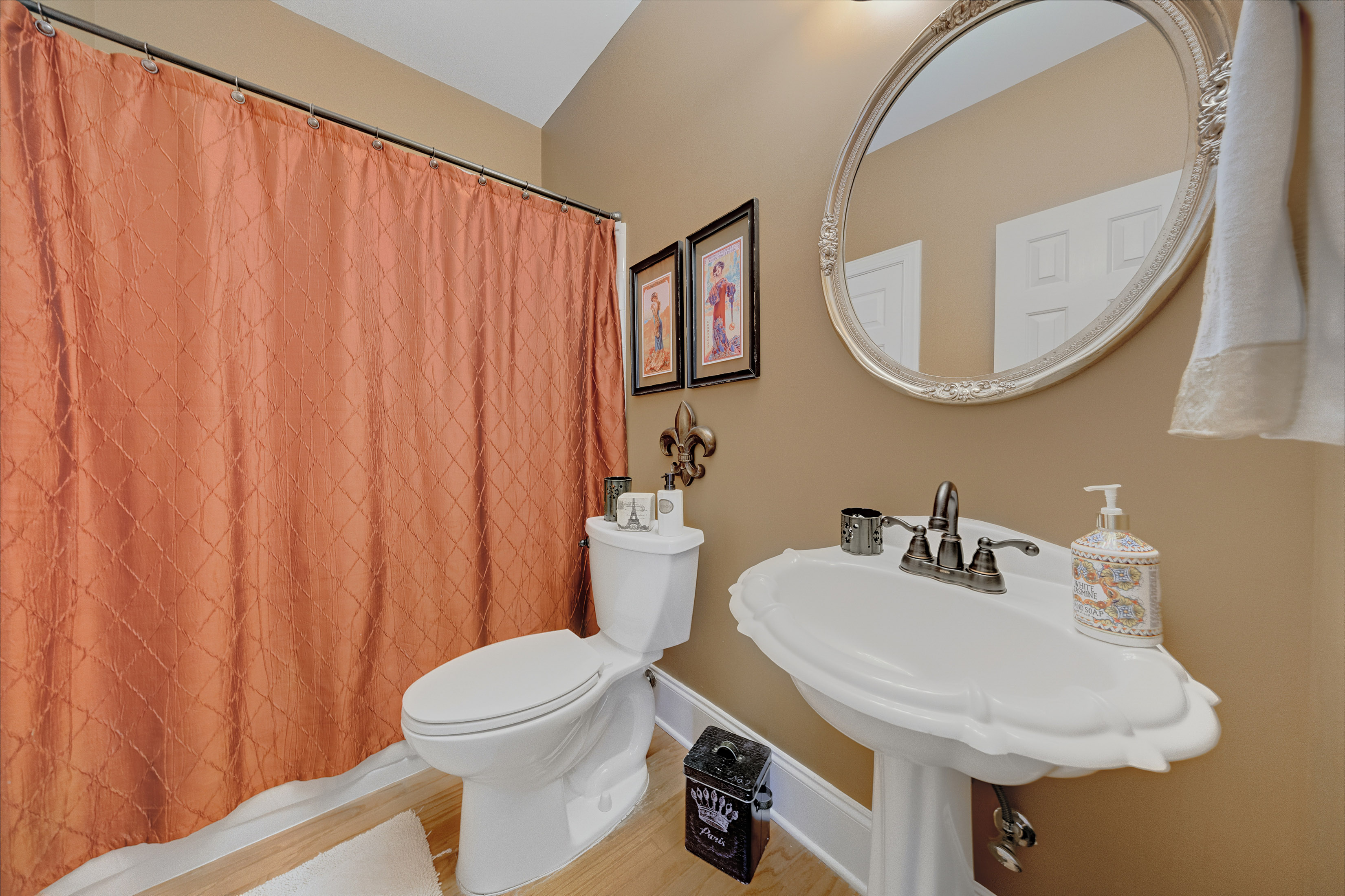  Beautifully Updated and Well Maintained Home in Sought-after Highcroft Community - 物件實景