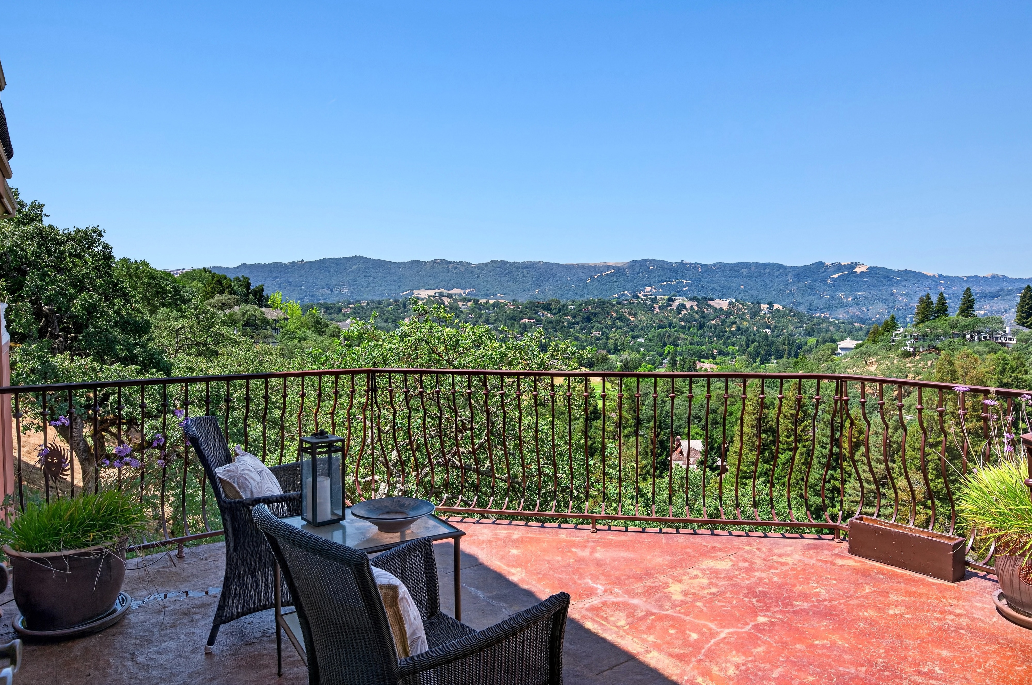  An Extraordinary Round Hill Estate Defined by Privacy, Views, and Sophistication - 物件實景