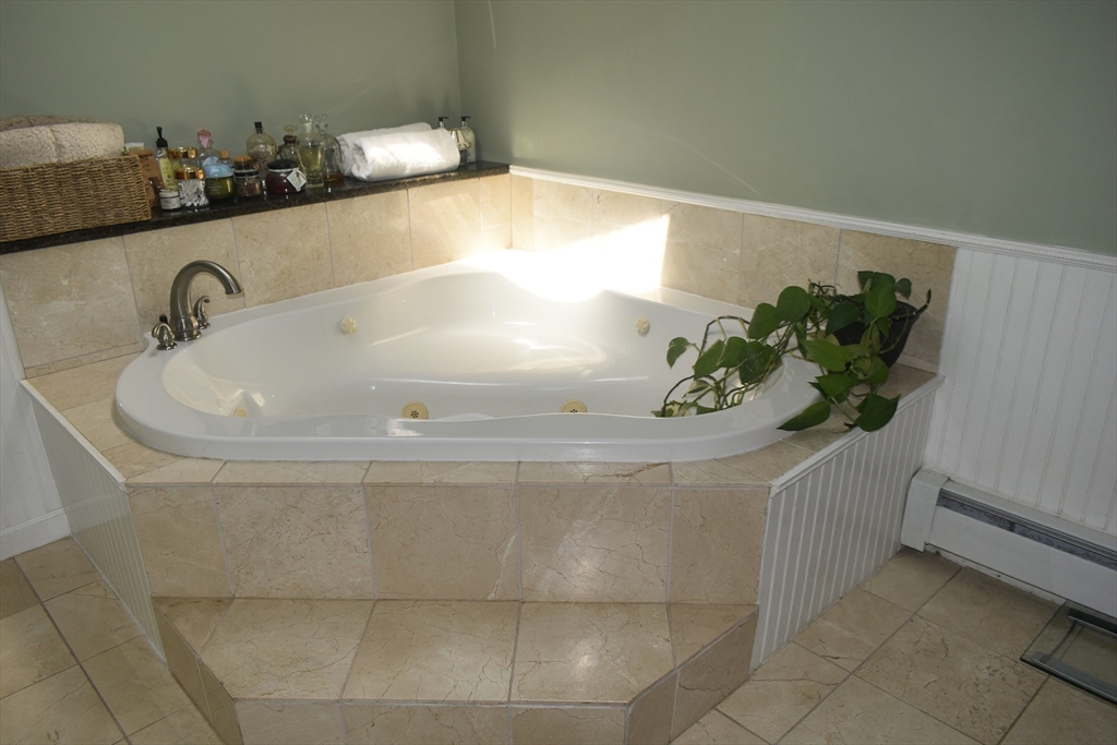Spencer, Massachusetts, 01562, United States, 5 Bedrooms Bedrooms, ,4 BathroomsBathrooms,Residential,For Sale,1942925