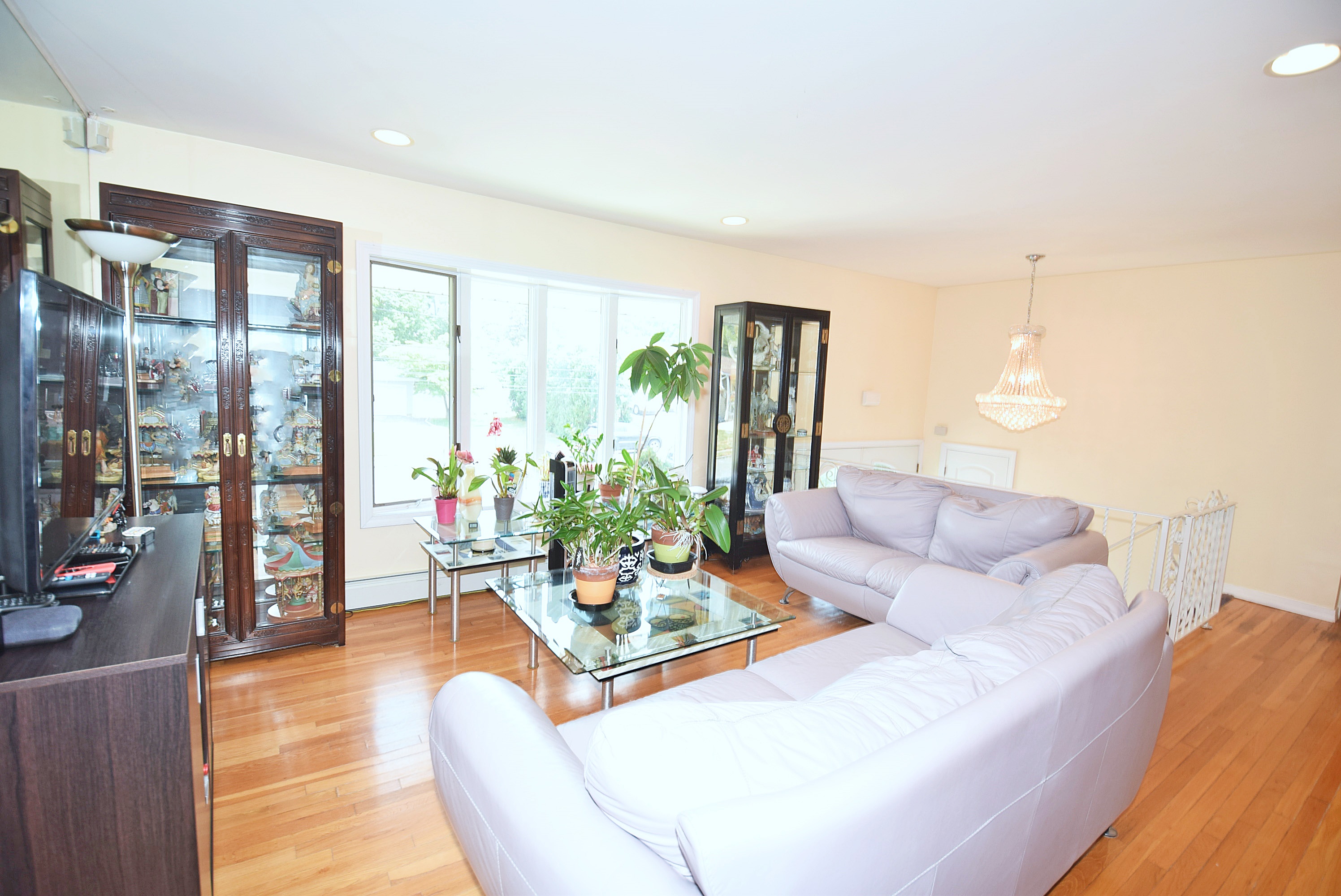Wheatley Heights, New York, 11798, United States, 5 Bedrooms Bedrooms, ,2 BathroomsBathrooms,Residential,For Sale,1892743