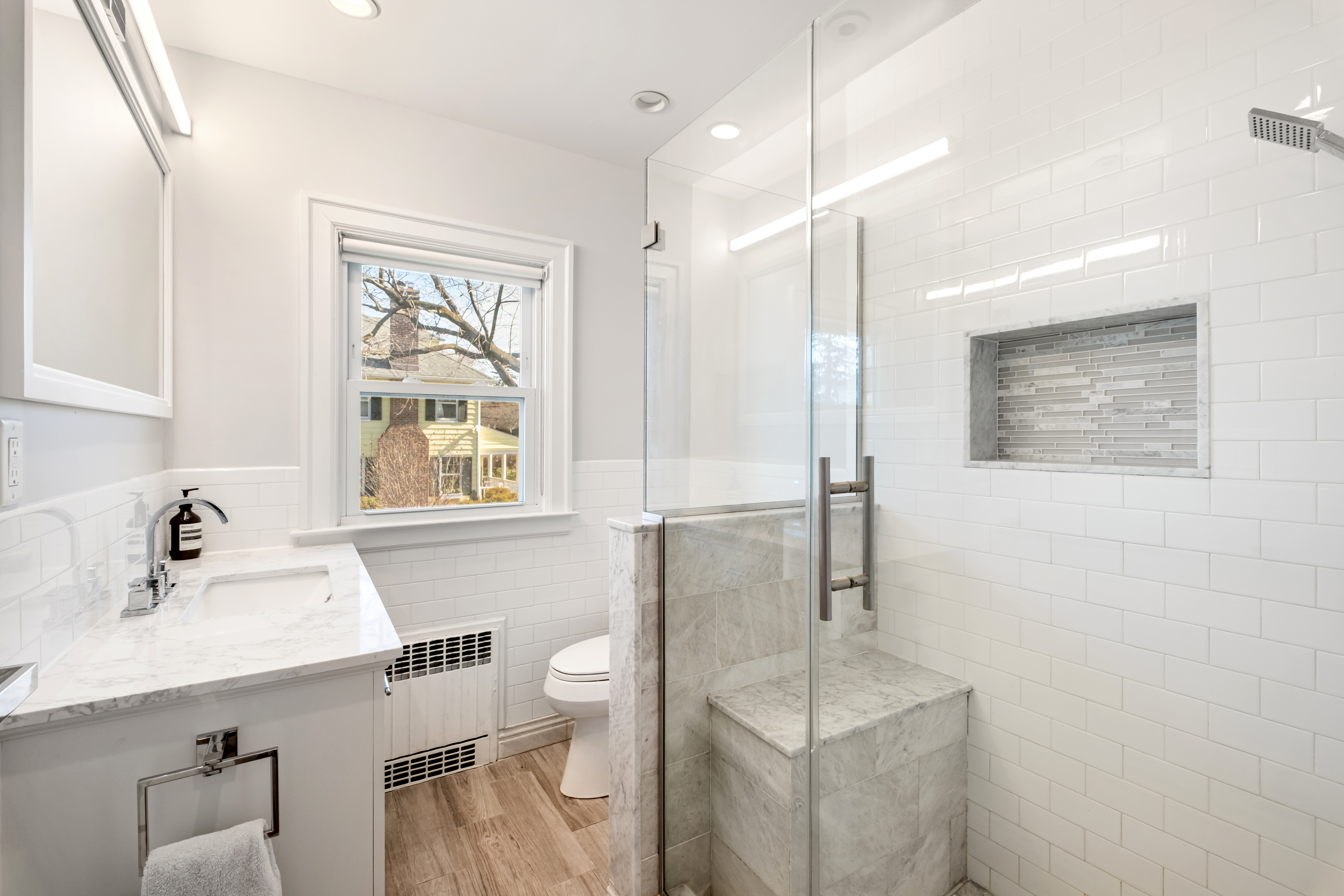  a gracious, fully-updated home where  every detail has been considered. - 物件實景