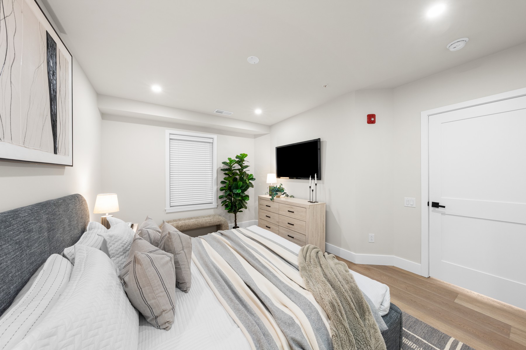  323 E Oak Avenue #101 - 物件實景