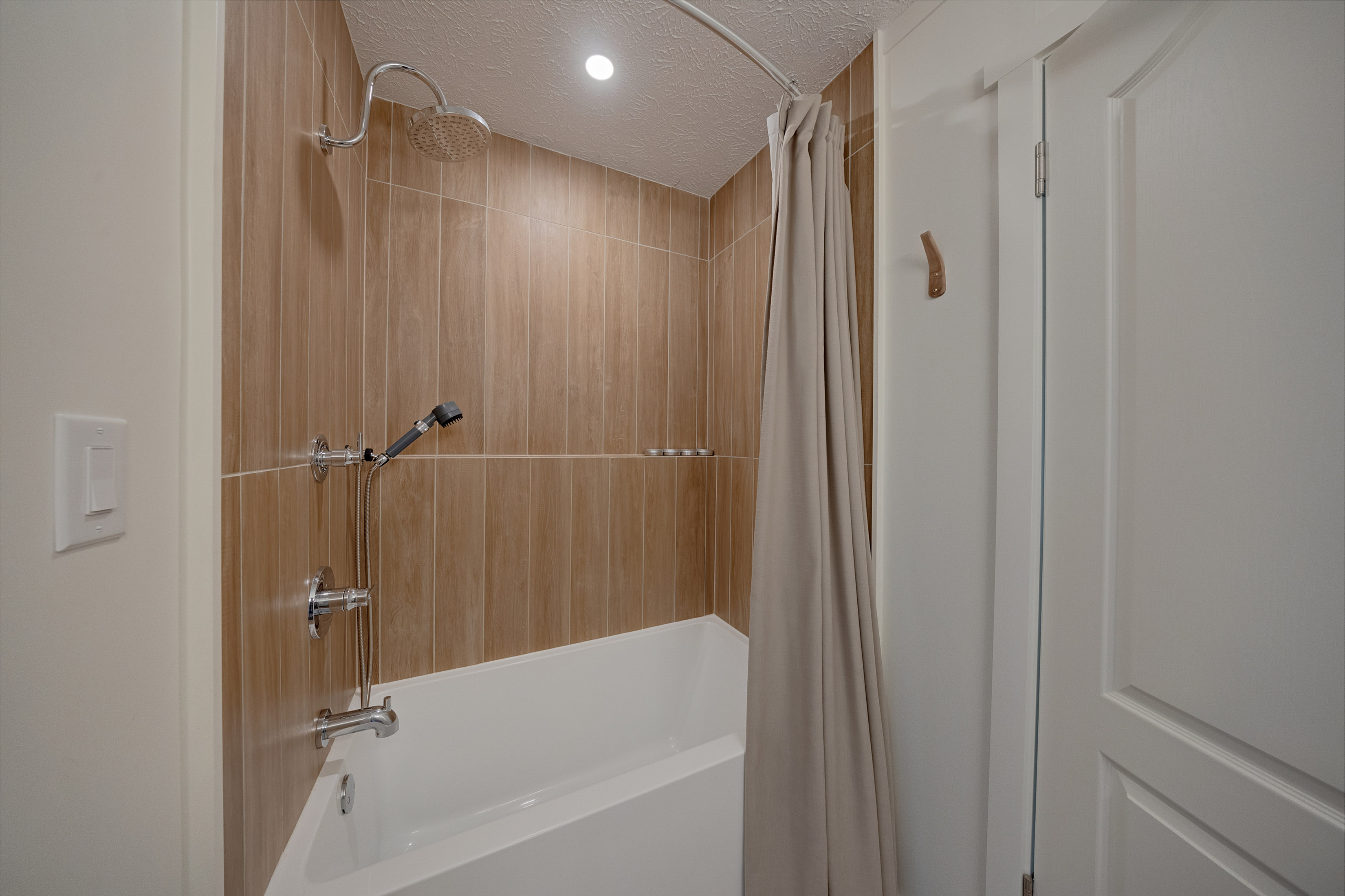  Completely Refreshed Home on Five Private Acres - 物件實景