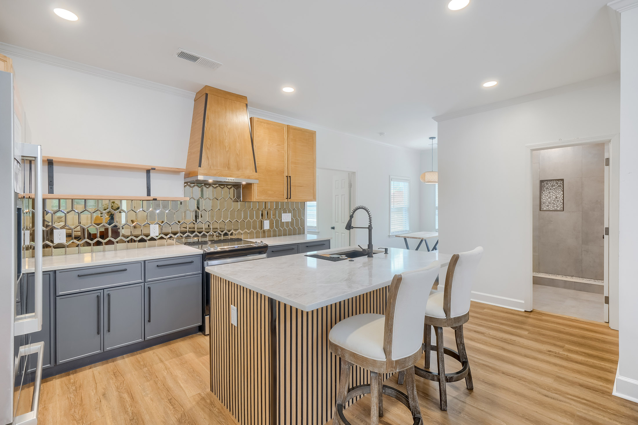  beautifully renovated home where  modern upgrades meet timeless charm - 物件實景