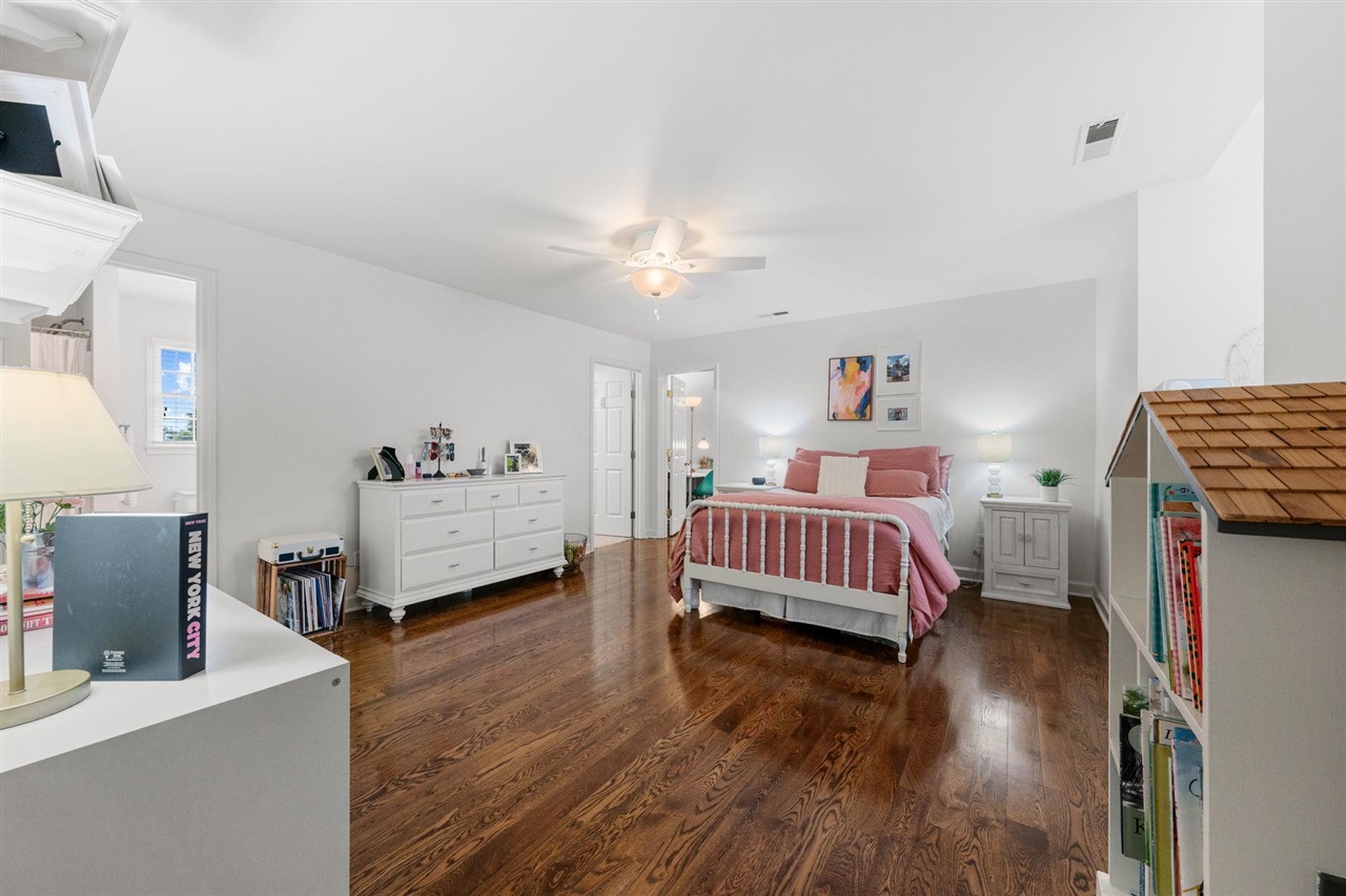 Bowling Green, Kentucky, 42103, United States, 4 Bedrooms Bedrooms, ,4 BathroomsBathrooms,Residential,For Sale,1907644
