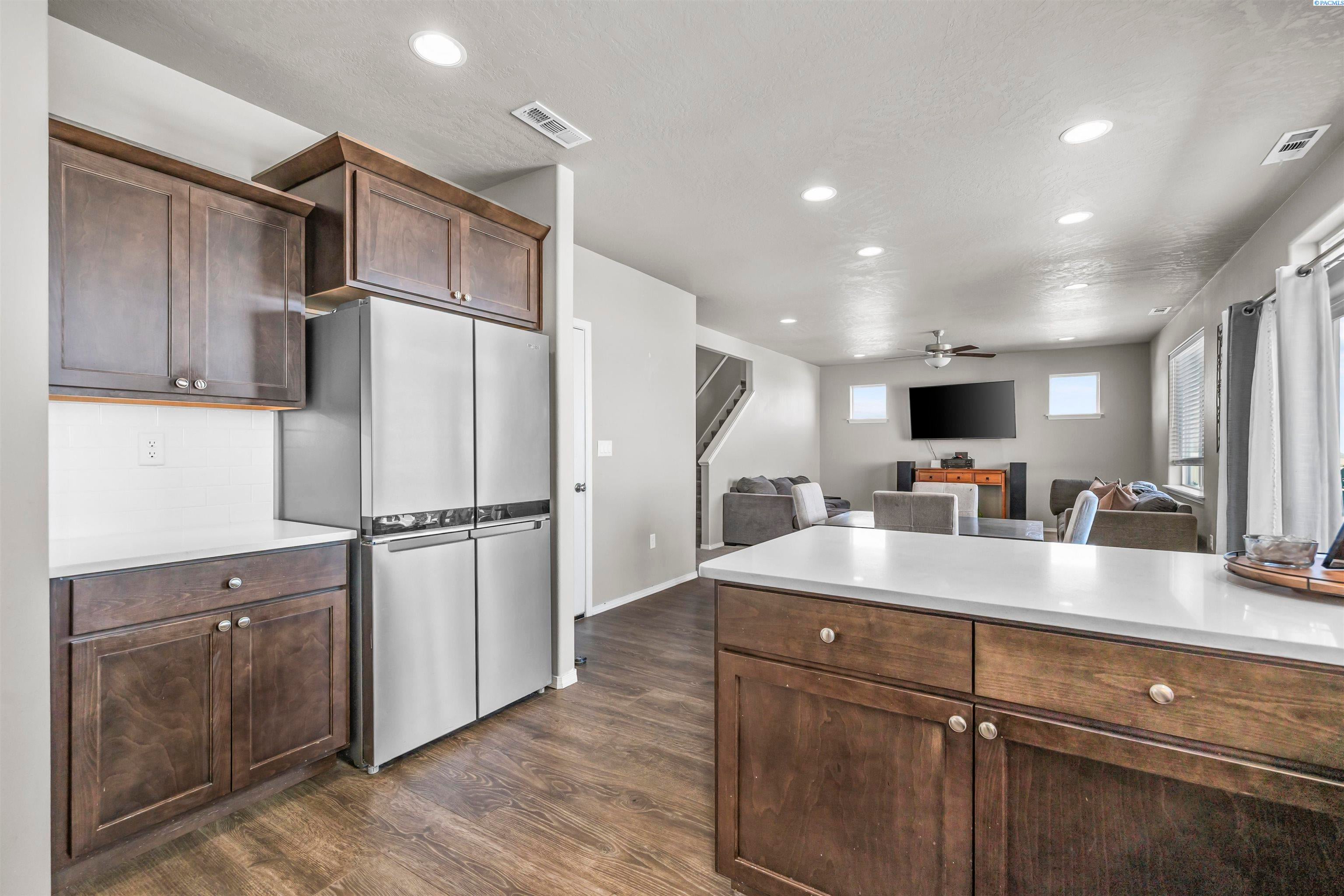 Kennewick, Washington, 99338, United States, 5 Bedrooms Bedrooms, ,3 BathroomsBathrooms,Residential,For Sale,1914232
