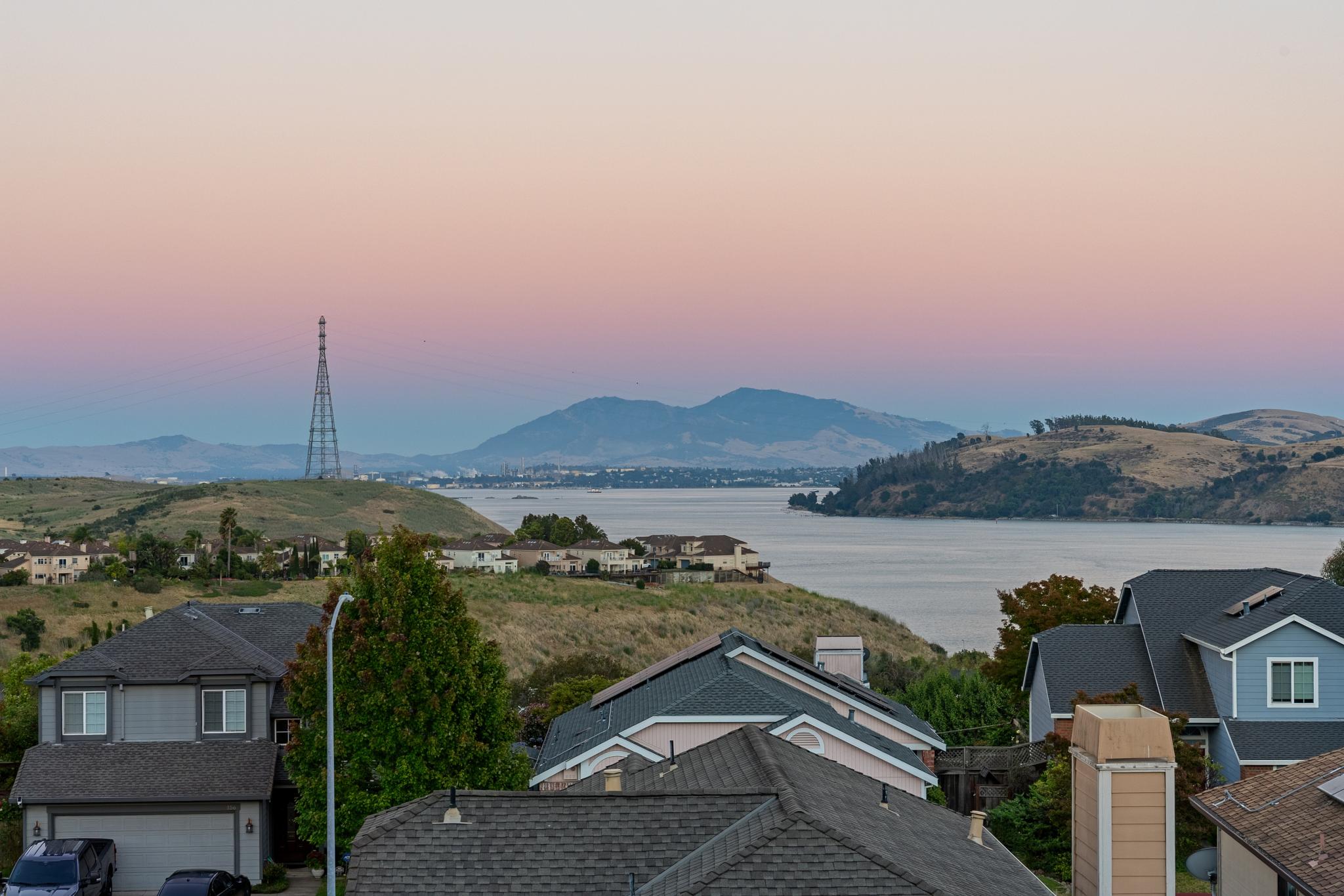  Beautifully Updated Home with Stunning Water Views - 物件實景