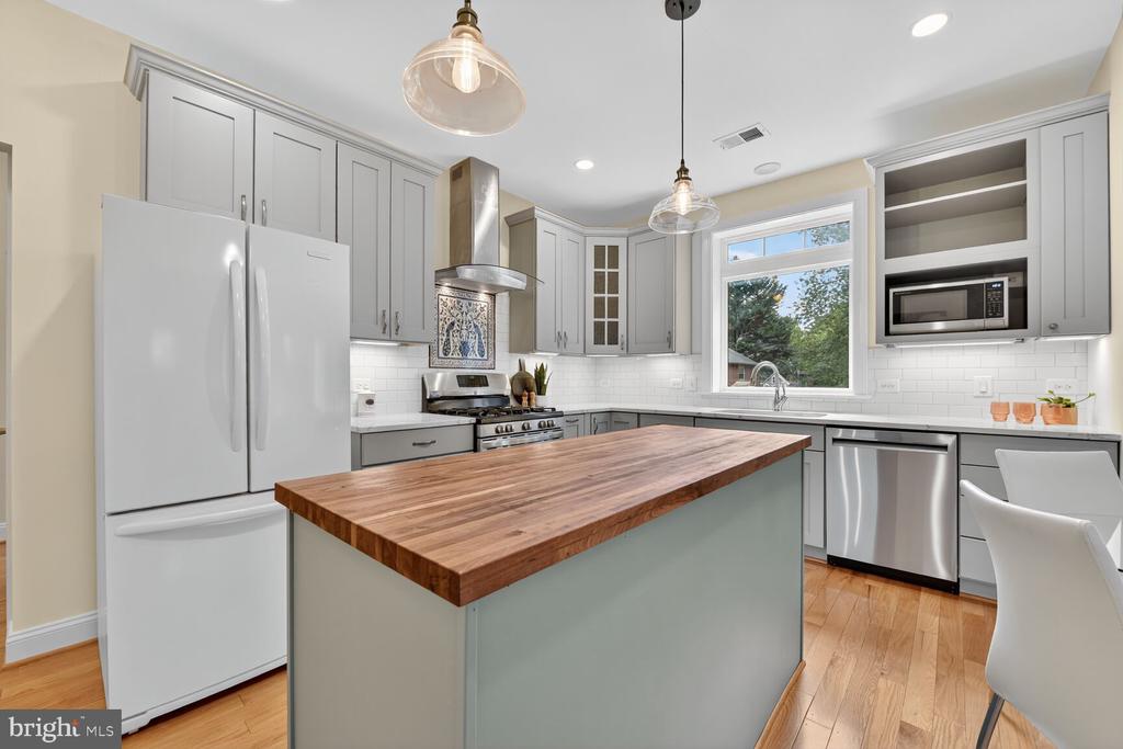 Arlington, Virginia, 22213, United States, 5 Bedrooms Bedrooms, ,5 BathroomsBathrooms,Residential,For Sale,1982488