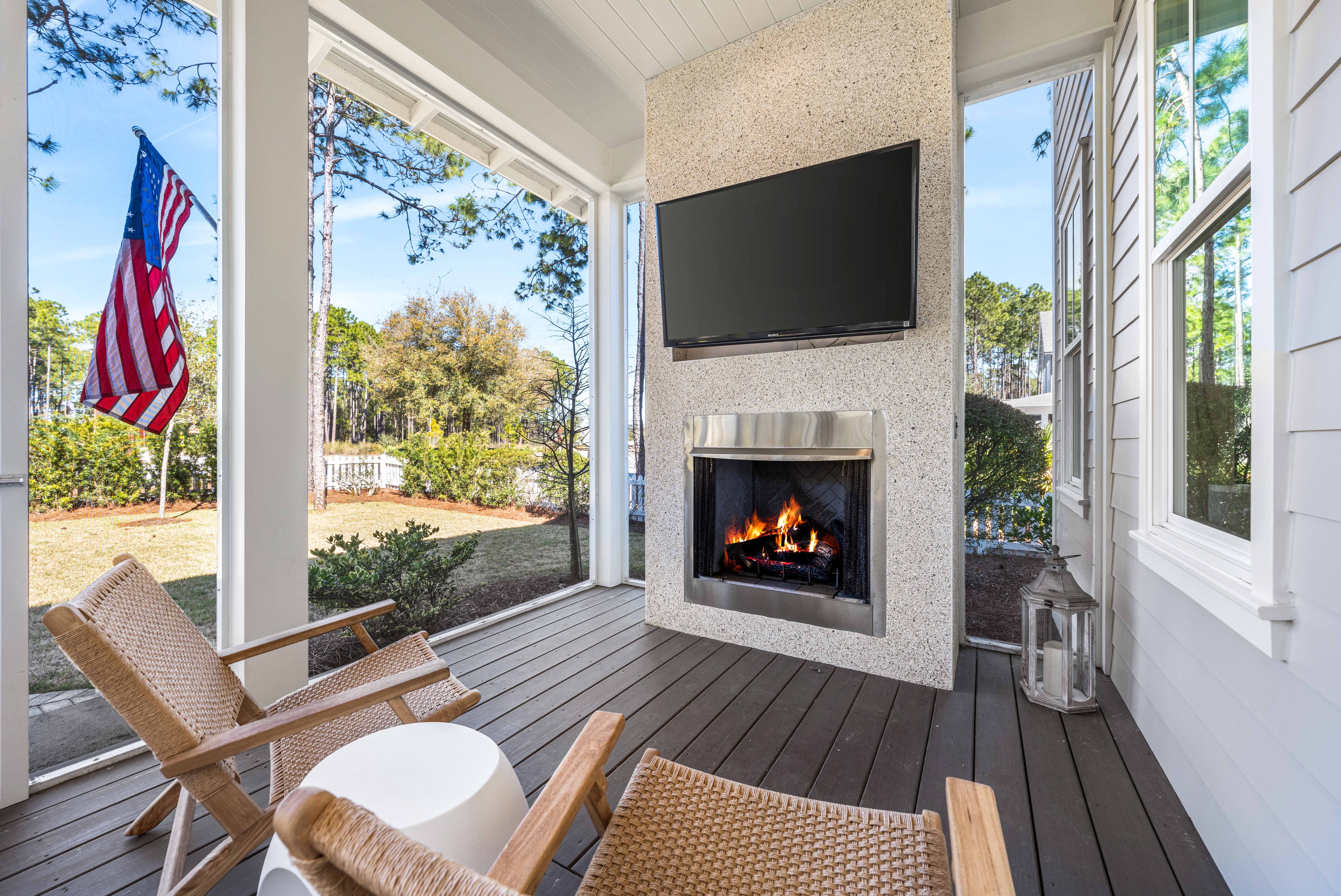  Oversized Corner Lot Home with Carriage House, Screened Porch & Fenced Yard - 物件實景