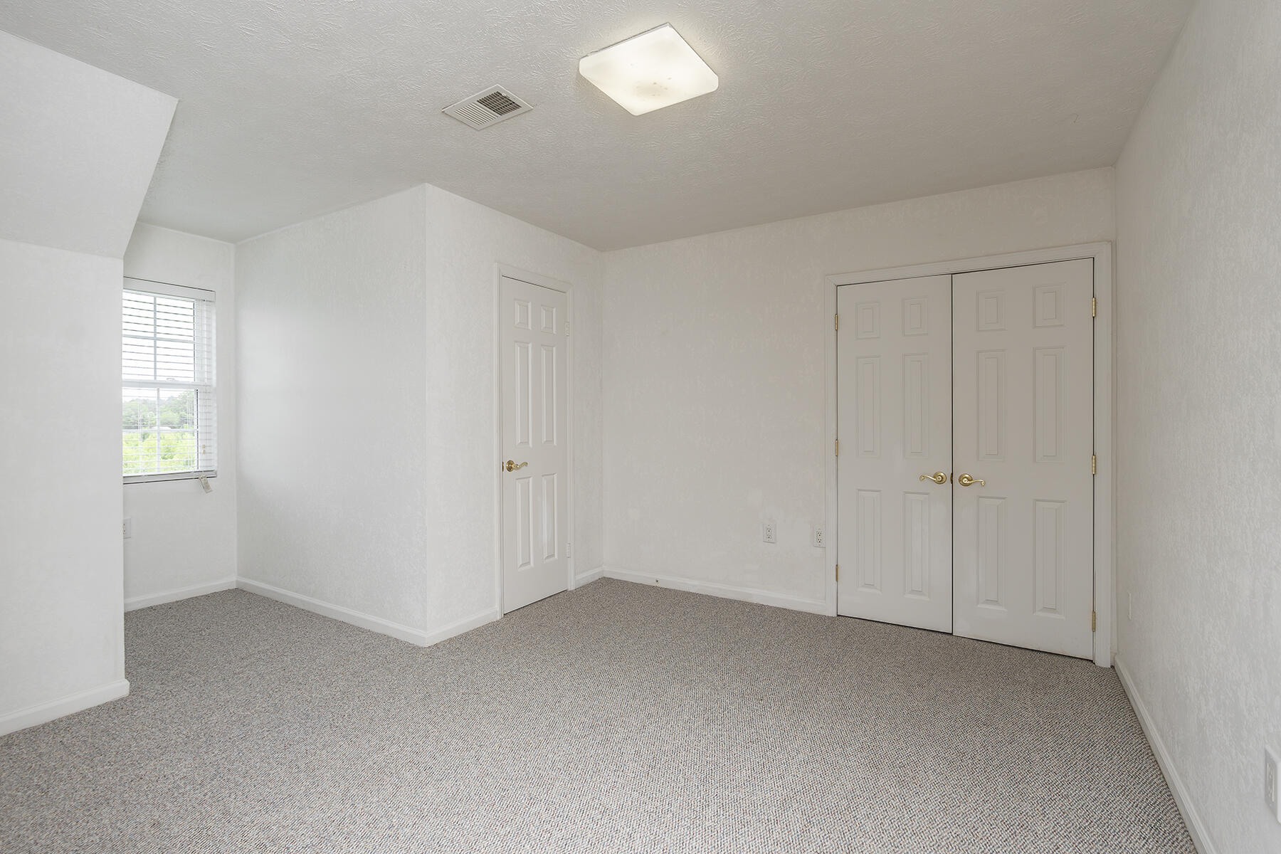 Jeffersonville, Kentucky, 40337, United States, 5 Bedrooms Bedrooms, ,4 BathroomsBathrooms,Residential,For Sale,1989610