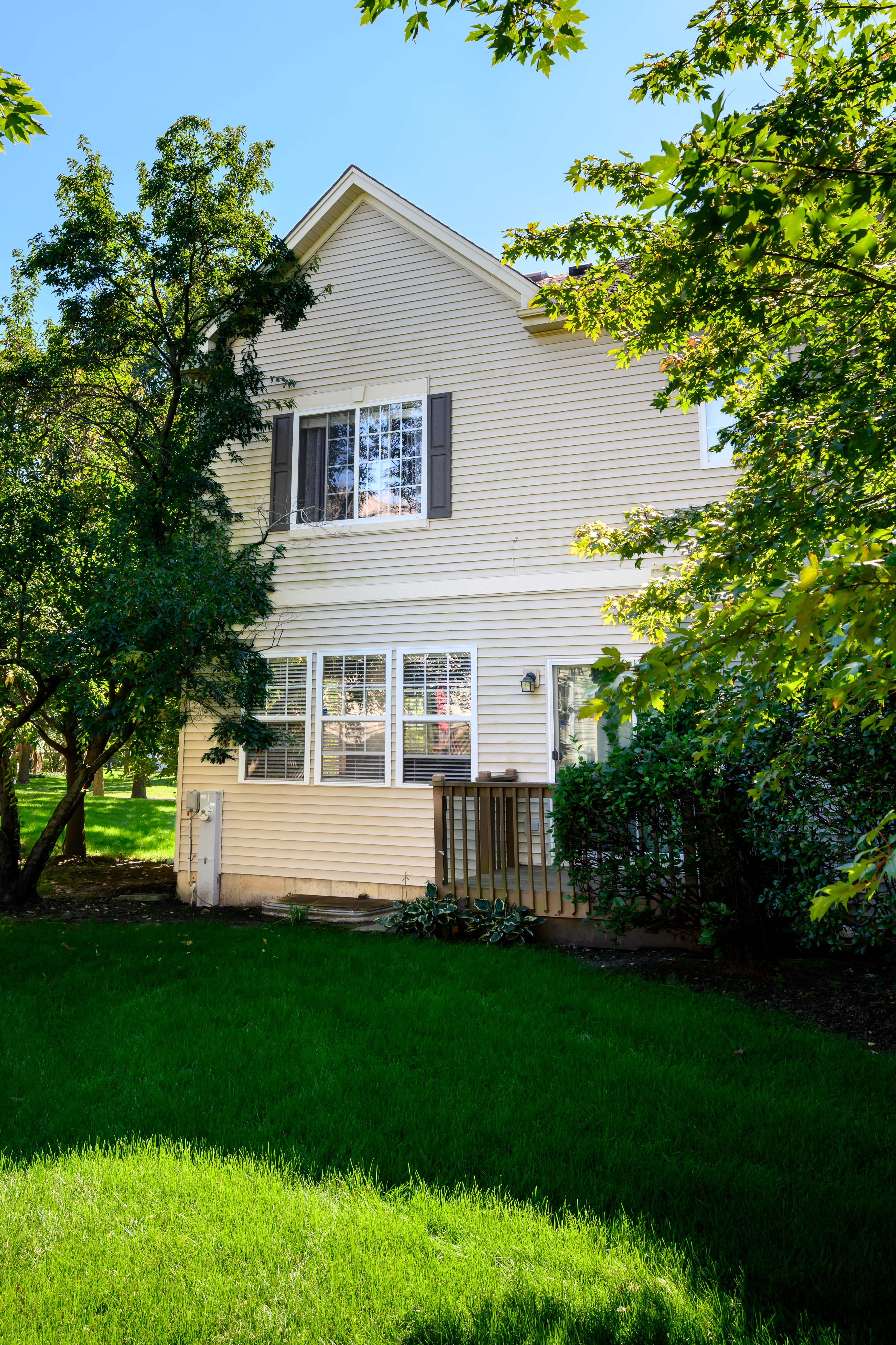  Bright and Spacious Corner Home with Fully Finished Basement - 物件實景