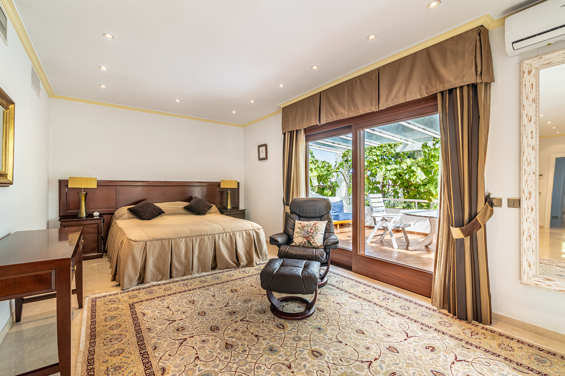  Beachside villa for refurbishment with expansive gardens on the New Golden Mile - 物件實景