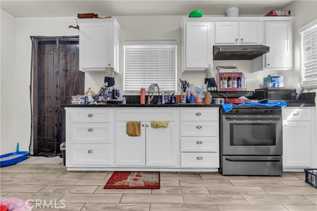 Los Angeles, California, 90003, United States, 4 Bedrooms Bedrooms, ,Residential,For Sale,1997740