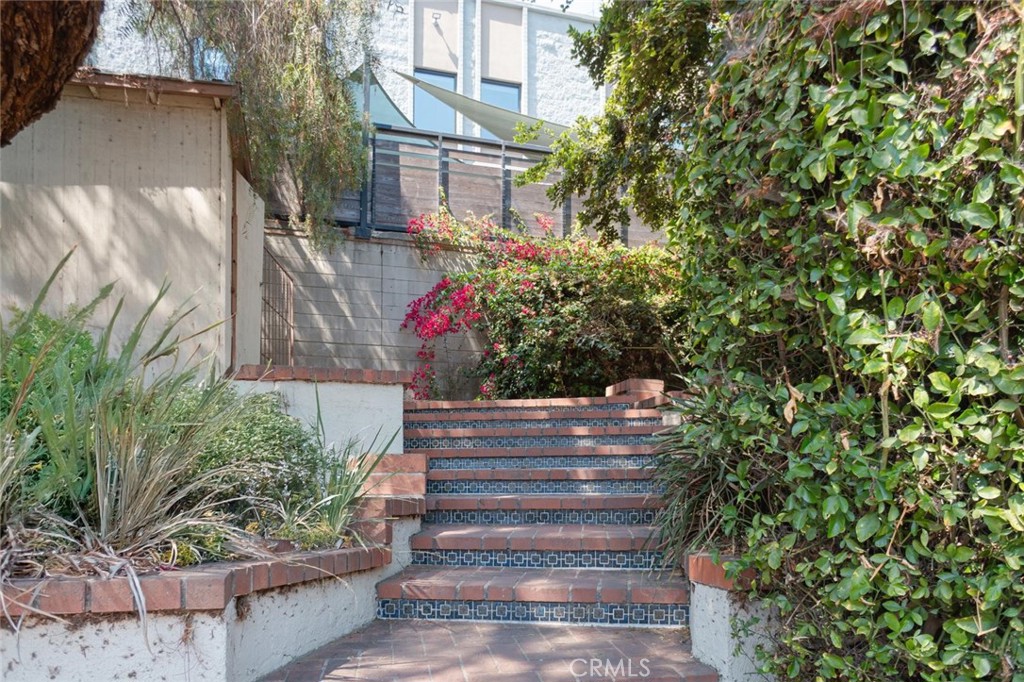 Los Angeles, California, 90018, United States, 2 Bedrooms Bedrooms, ,1 BathroomBathrooms,Residential,For Sale,1928435