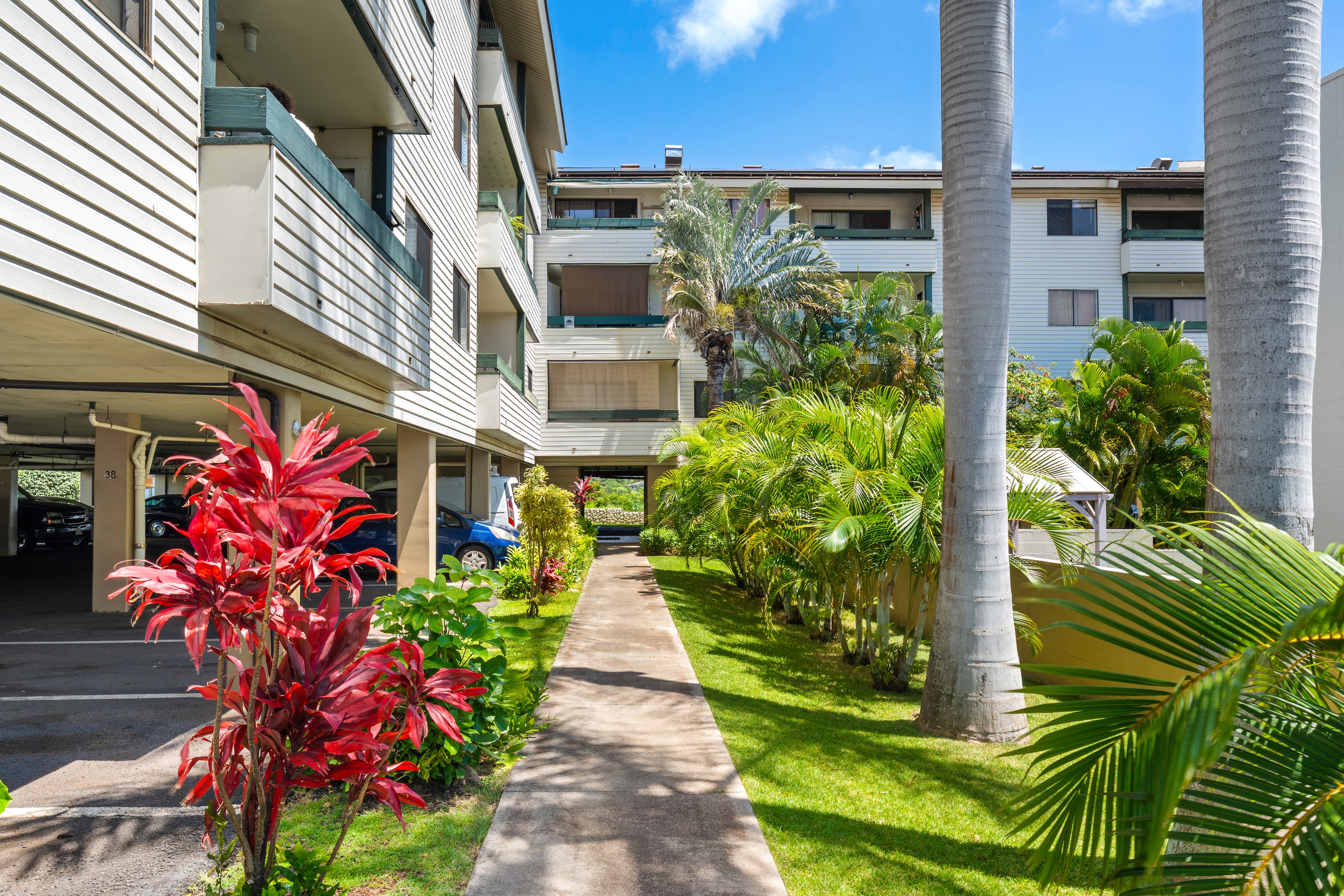  Centrally Located Living with Vaulted Ceilings and Views - 物件實景