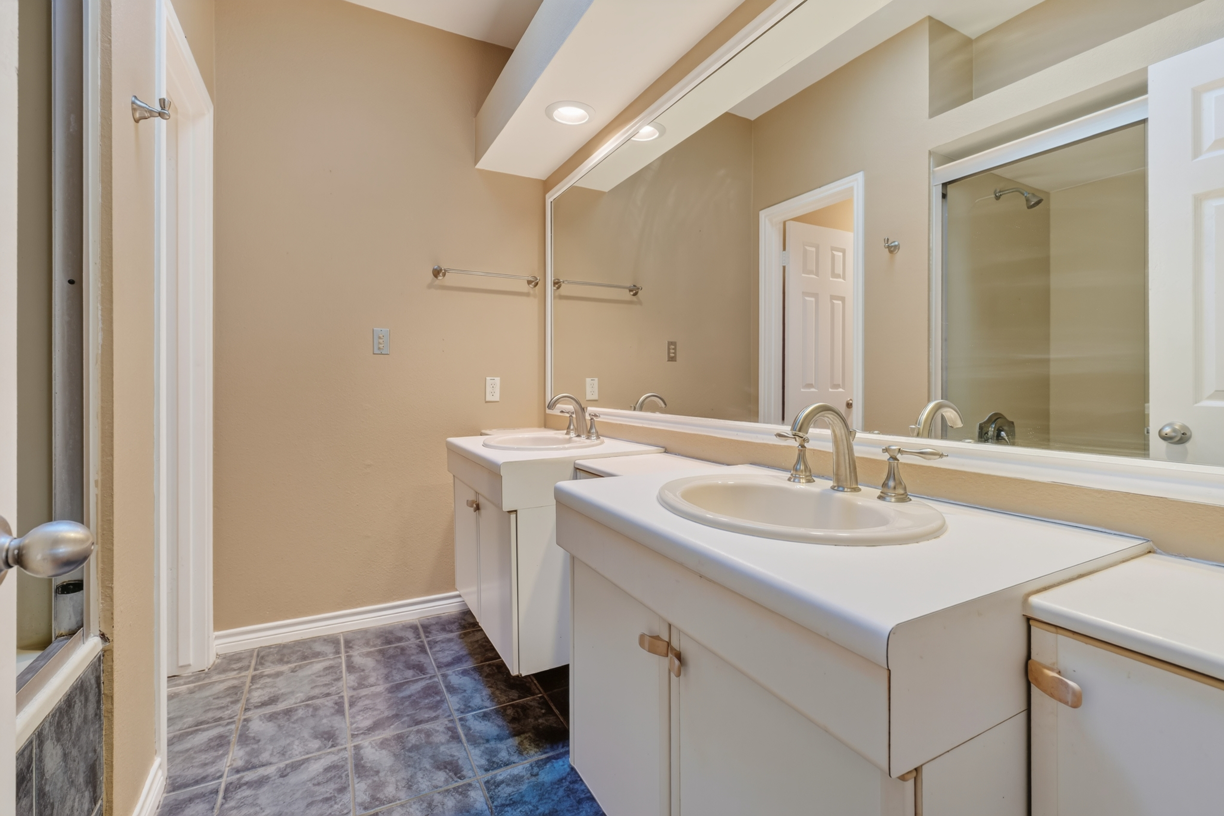  Desirable One-Level Condo with Pool Views - 物件實景