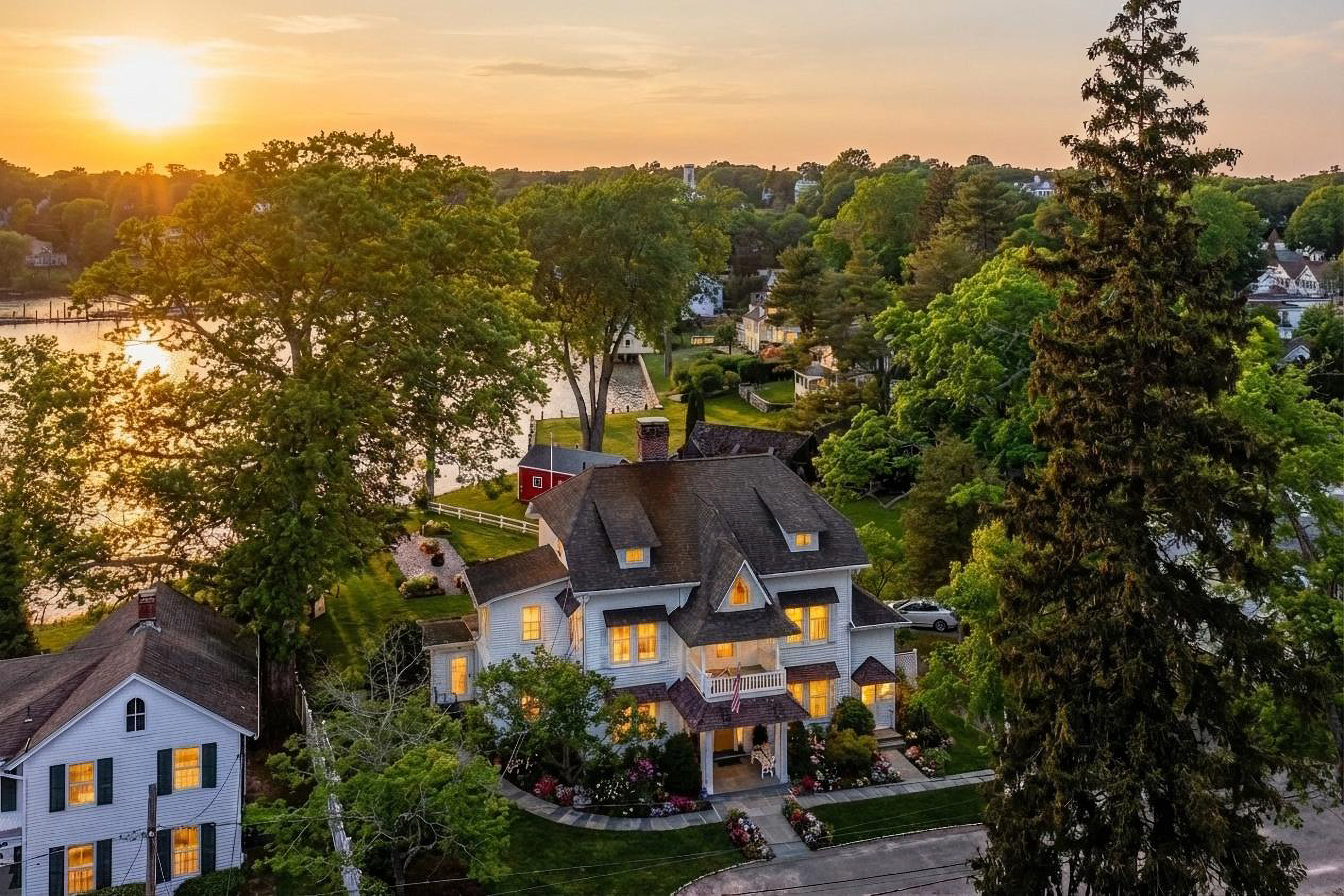  This Landmark Waterfront Estate is Steeped in History - 物件實景