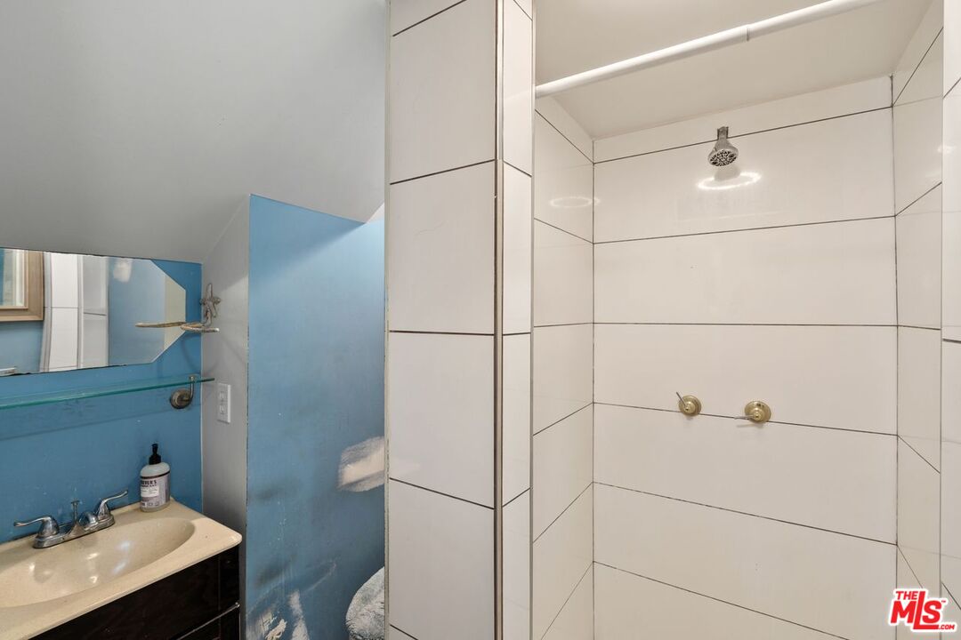 Los Angeles, California, 90043, United States, 3 Bedrooms Bedrooms, ,3 BathroomsBathrooms,Residential,For Sale,1818072