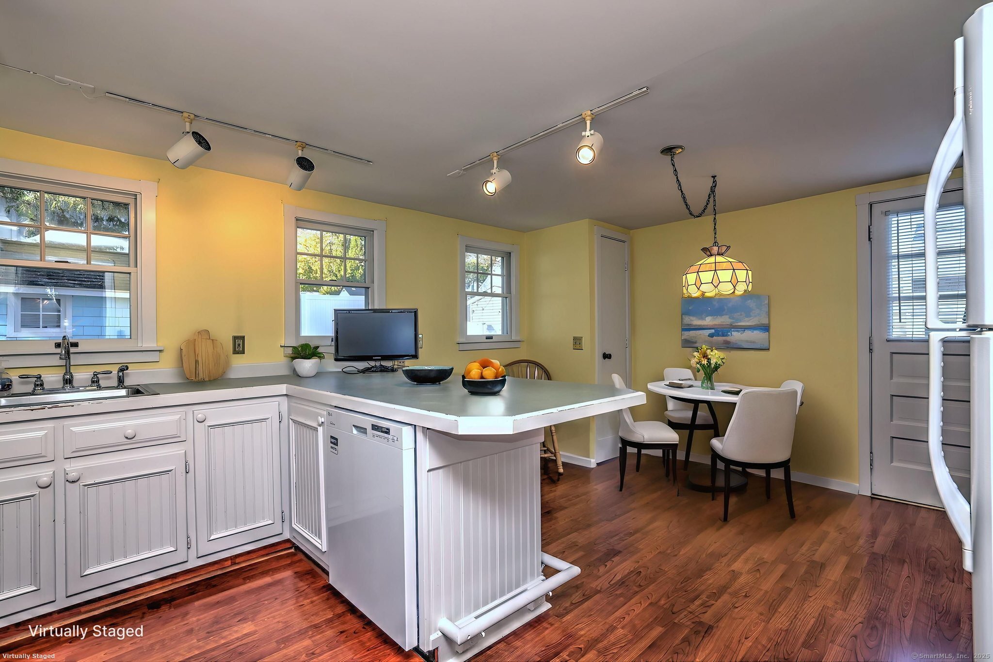 Milford, Connecticut, 06460, United States, 2 Bedrooms Bedrooms, ,2 BathroomsBathrooms,Residential,For Sale,1987873