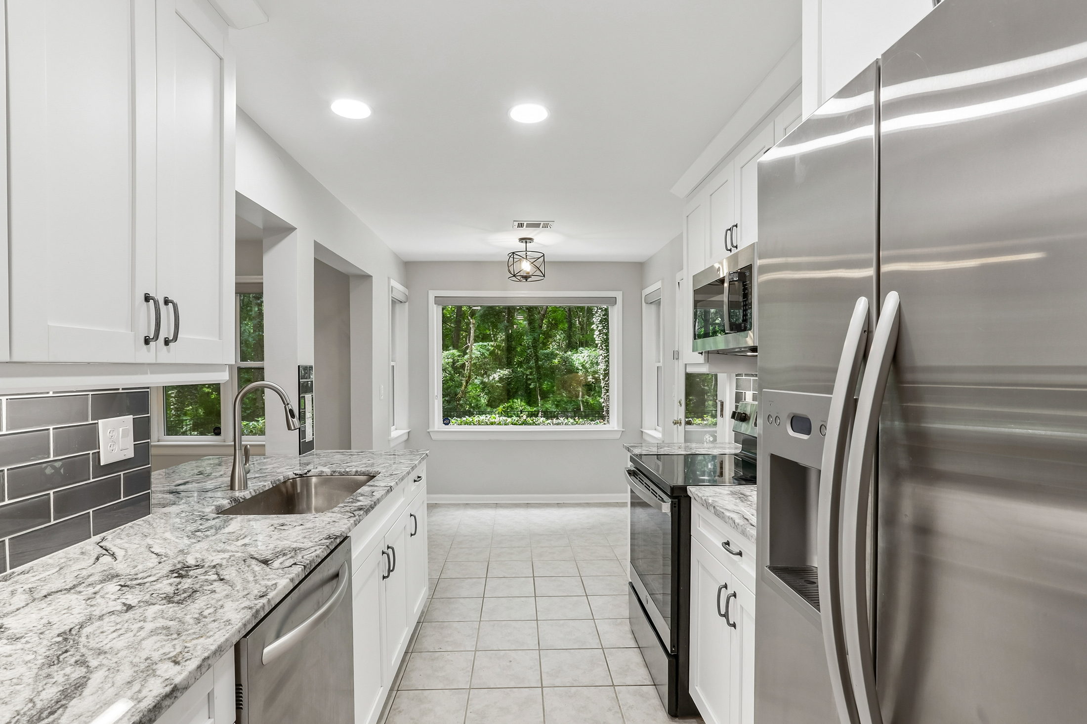  Completely Renovated Move-In Ready End Unit - 物件實景