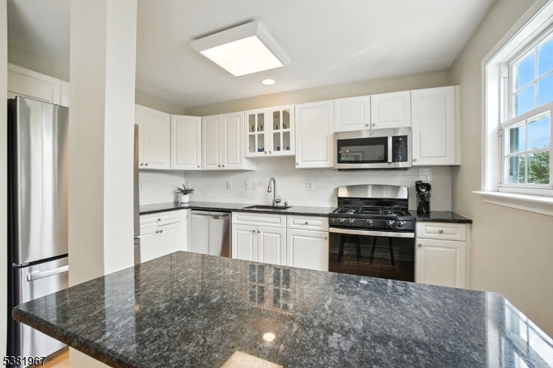 Berkeley Heights Twp., New Jersey, 07922, United States, 2 Bedrooms Bedrooms, ,3 BathroomsBathrooms,Residential,For Sale,1939510