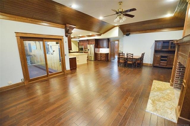 Tahlequah, Oklahoma, 74464, United States, 4 Bedrooms Bedrooms, ,4 BathroomsBathrooms,Residential,For Sale,1975818