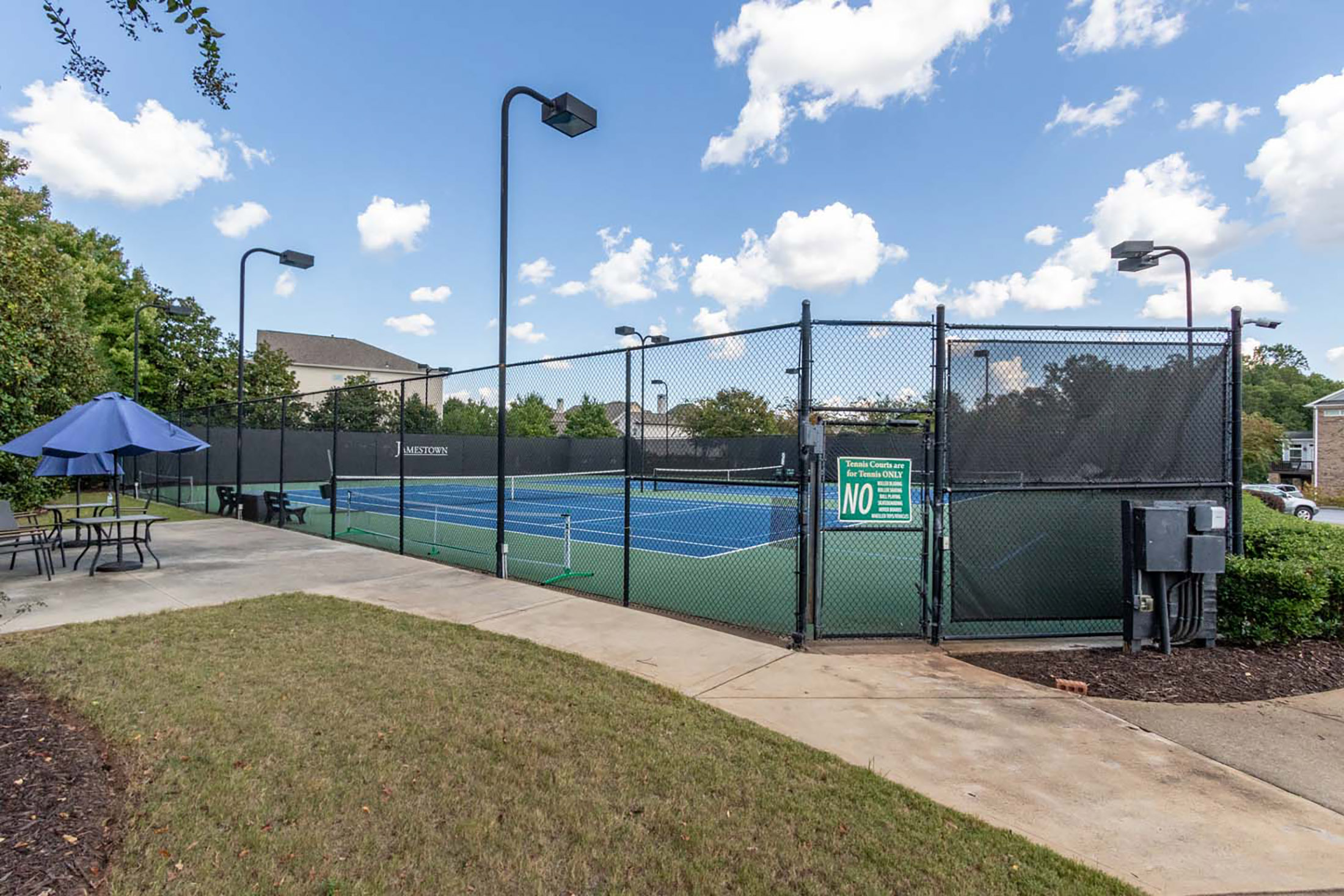  Four-Bedroom Brick Corner Lot in Jamestown - 物件實景