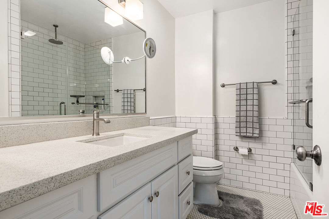 West Hollywood, California, 90069, United States, 1 Bedroom Bedrooms, ,1 BathroomBathrooms,Residential,For Sale,1987979