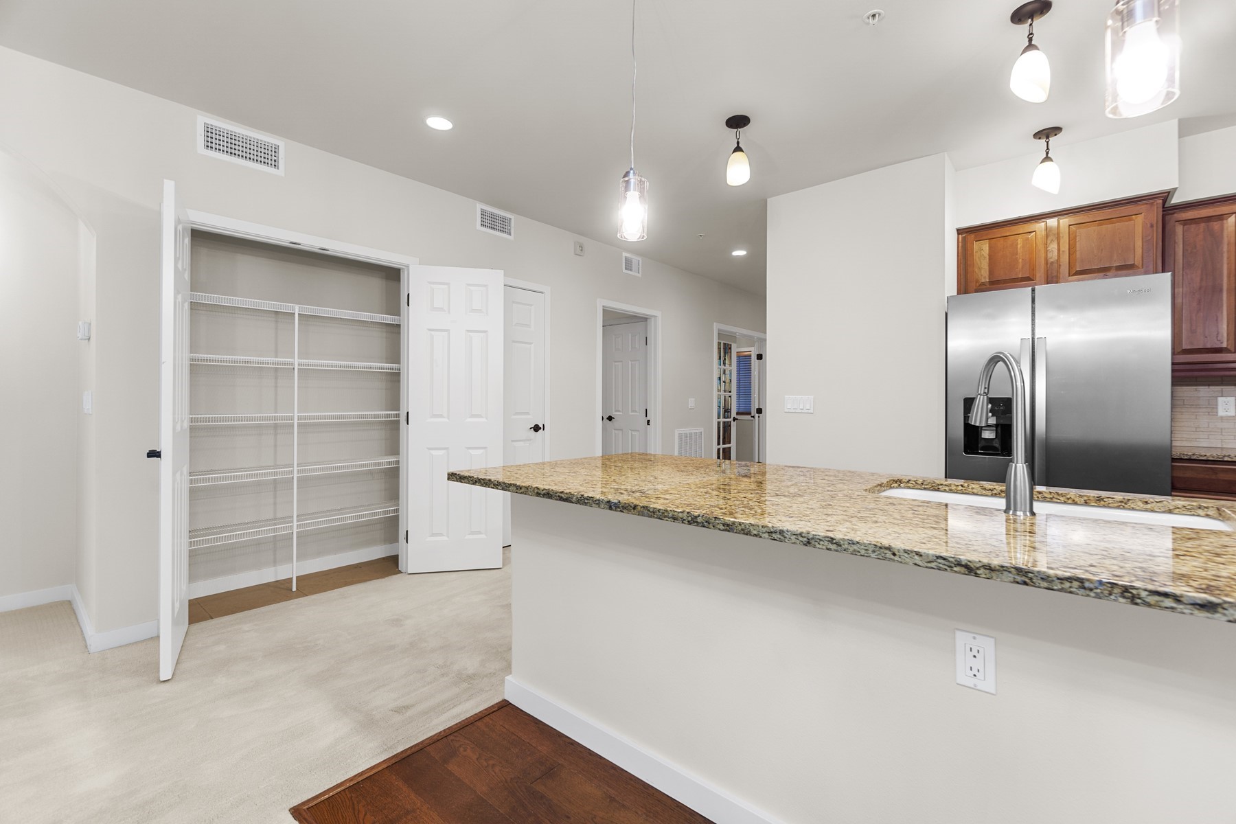  Luxury Waterfront Condo on Spokane River - 物件實景