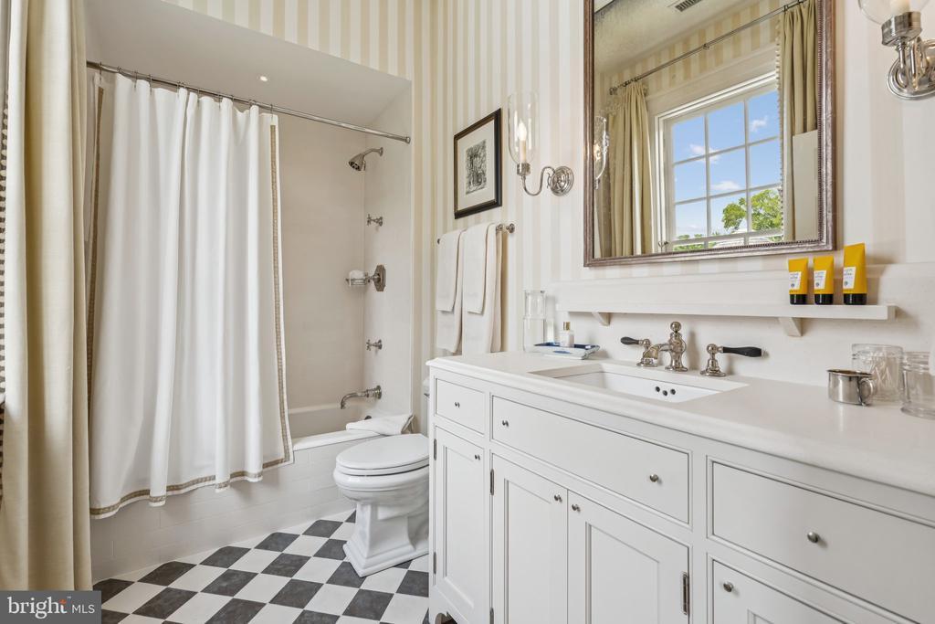 Rappahannock Academy, Virginia, 22538, United States, 4 Bedrooms Bedrooms, ,5 BathroomsBathrooms,Residential,For Sale,1917132