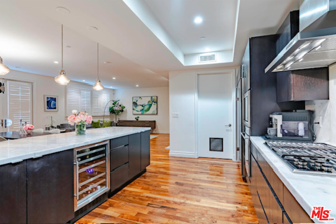 Los Angeles, California, 90010, United States, 3 Bedrooms Bedrooms, ,3 BathroomsBathrooms,Residential,For Sale,1997463