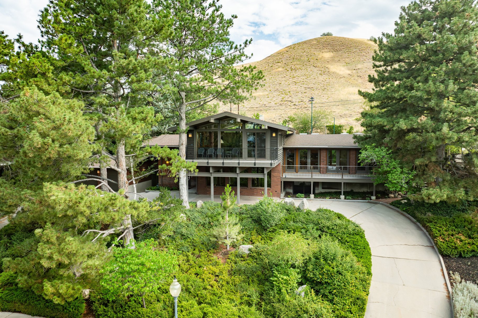  In the Tree Midcentury Modern Backing up to Shoreline Trail - 物件實景