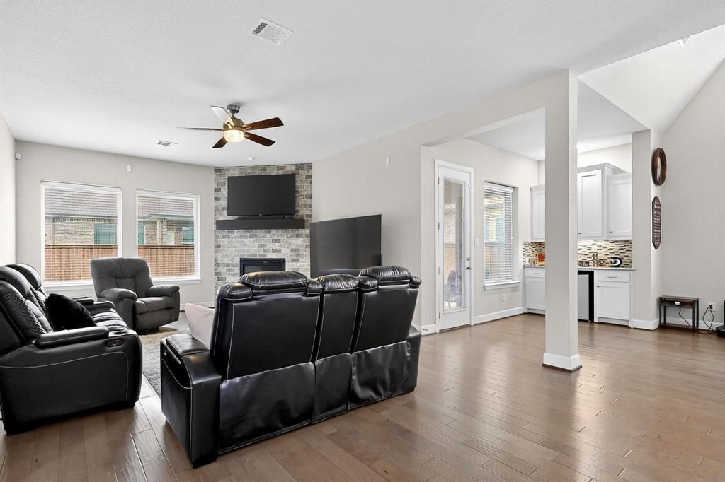 Mansfield, Texas, 76063, United States, 4 Bedrooms Bedrooms, ,3 BathroomsBathrooms,Residential,For Sale,1984510