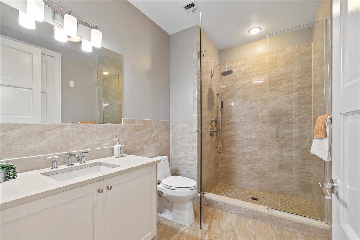 Edgewater, New Jersey, 07020, United States, 2 Bedrooms Bedrooms, ,2 BathroomsBathrooms,Residential,For Sale,1995934