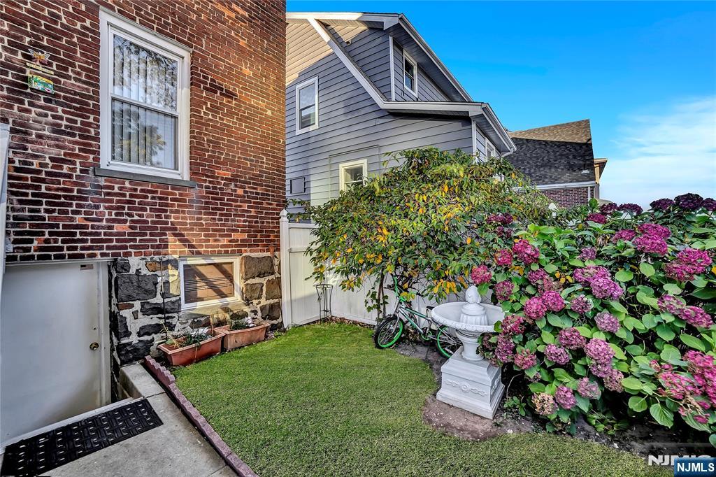 Cliffside Park, New Jersey, 07010, United States, 3 Bedrooms Bedrooms, ,2 BathroomsBathrooms,Residential,For Sale,1992851