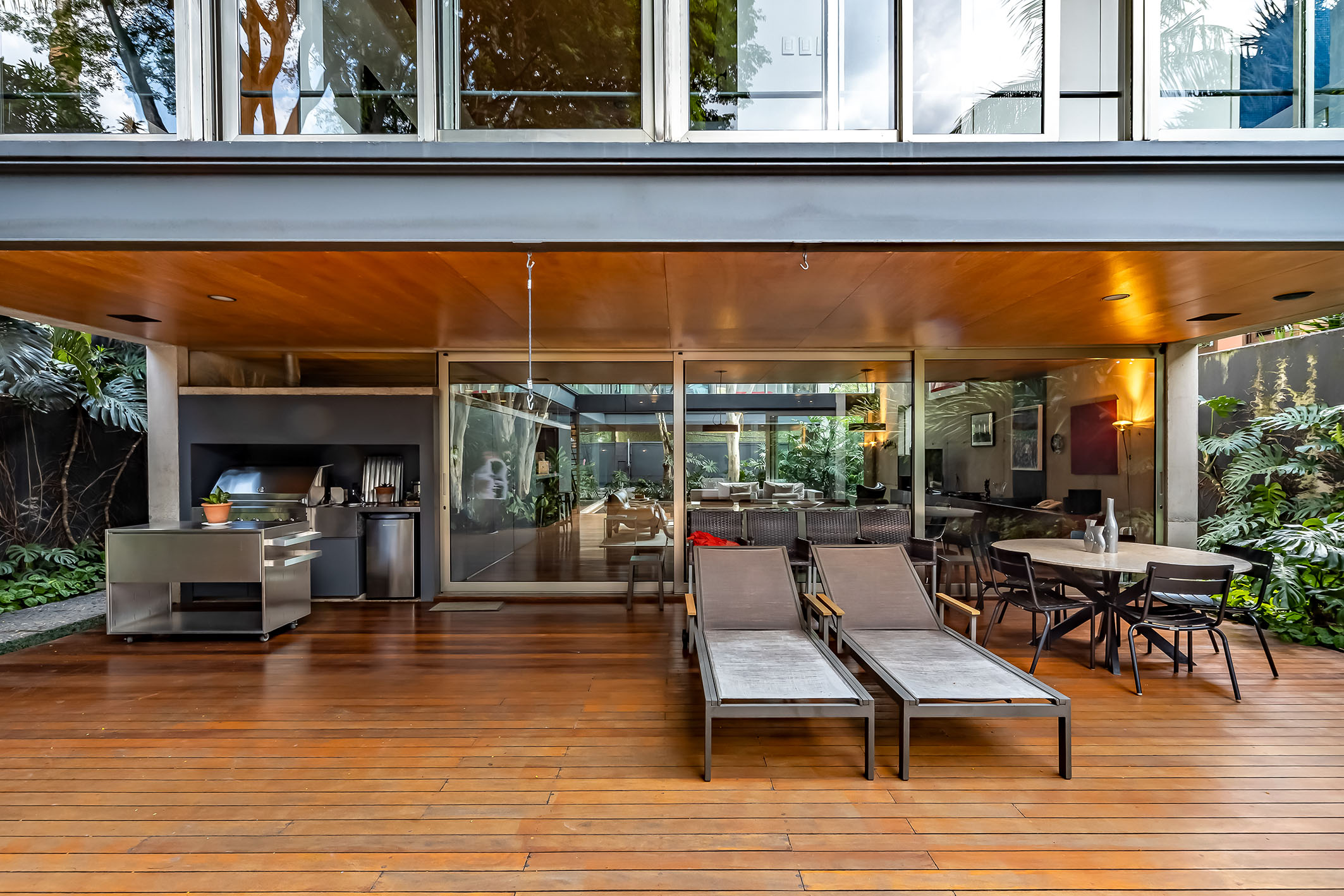  Contemporary home with open layout and outdoor living surrounded by greenery - 物件實景