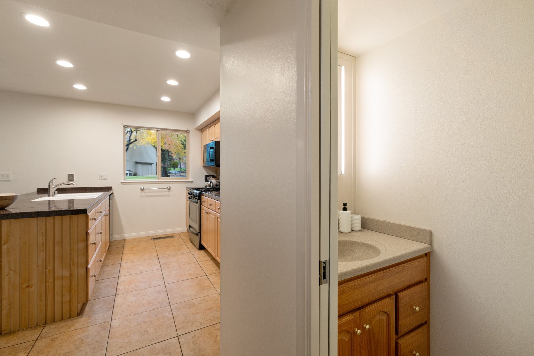  Updated and Well Located Lake Forest Glen Condo - 物件實景