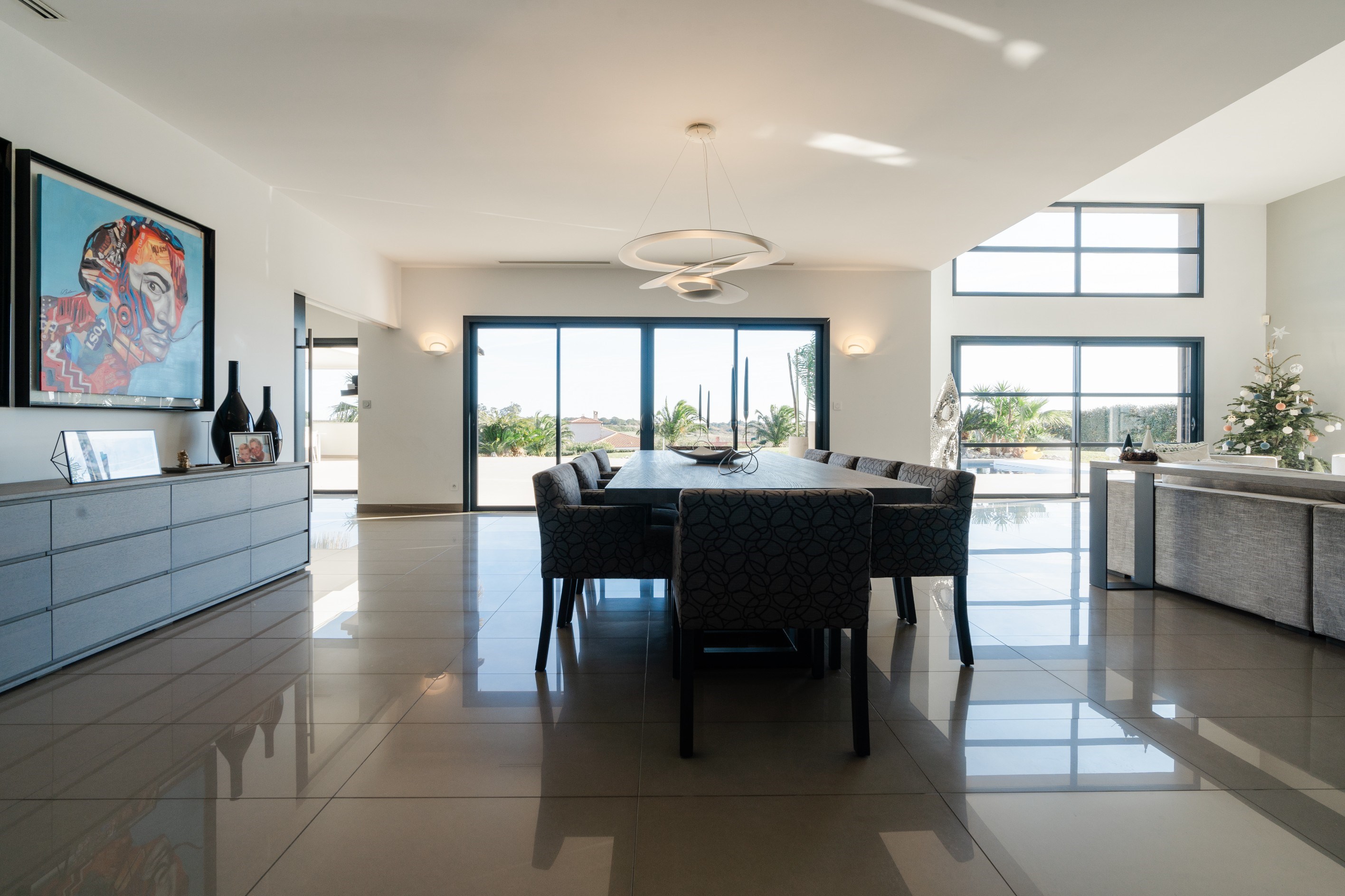  Exceptional contemporary single-storey home with pool - 物件實景