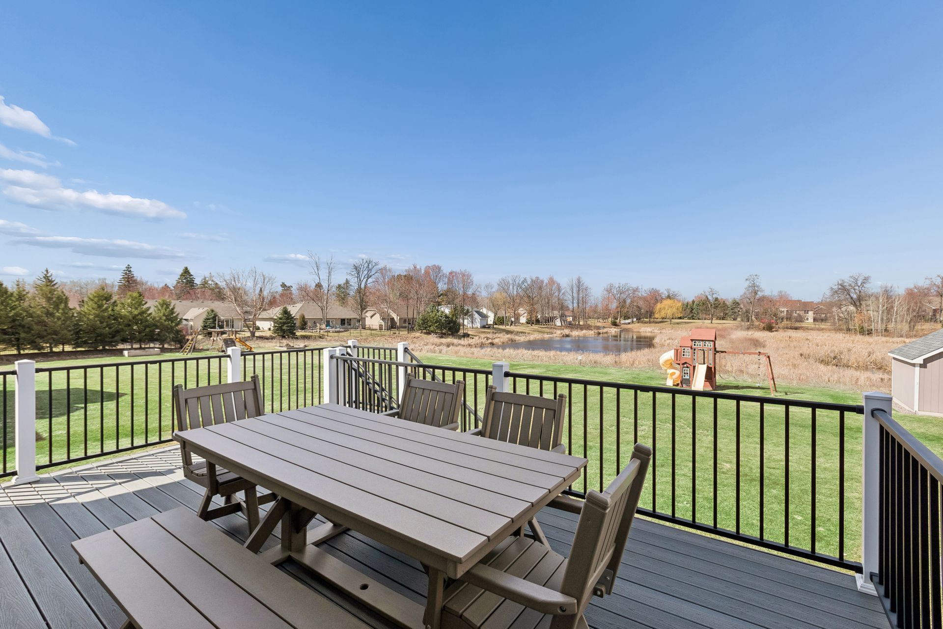  Elegant Living with Entertainer’s Lower Level - 物件實景