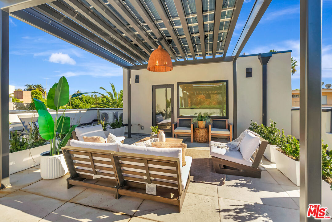 West Hollywood, California, 90069, United States, 3 Bedrooms Bedrooms, ,3 BathroomsBathrooms,Residential,For Sale,1999893