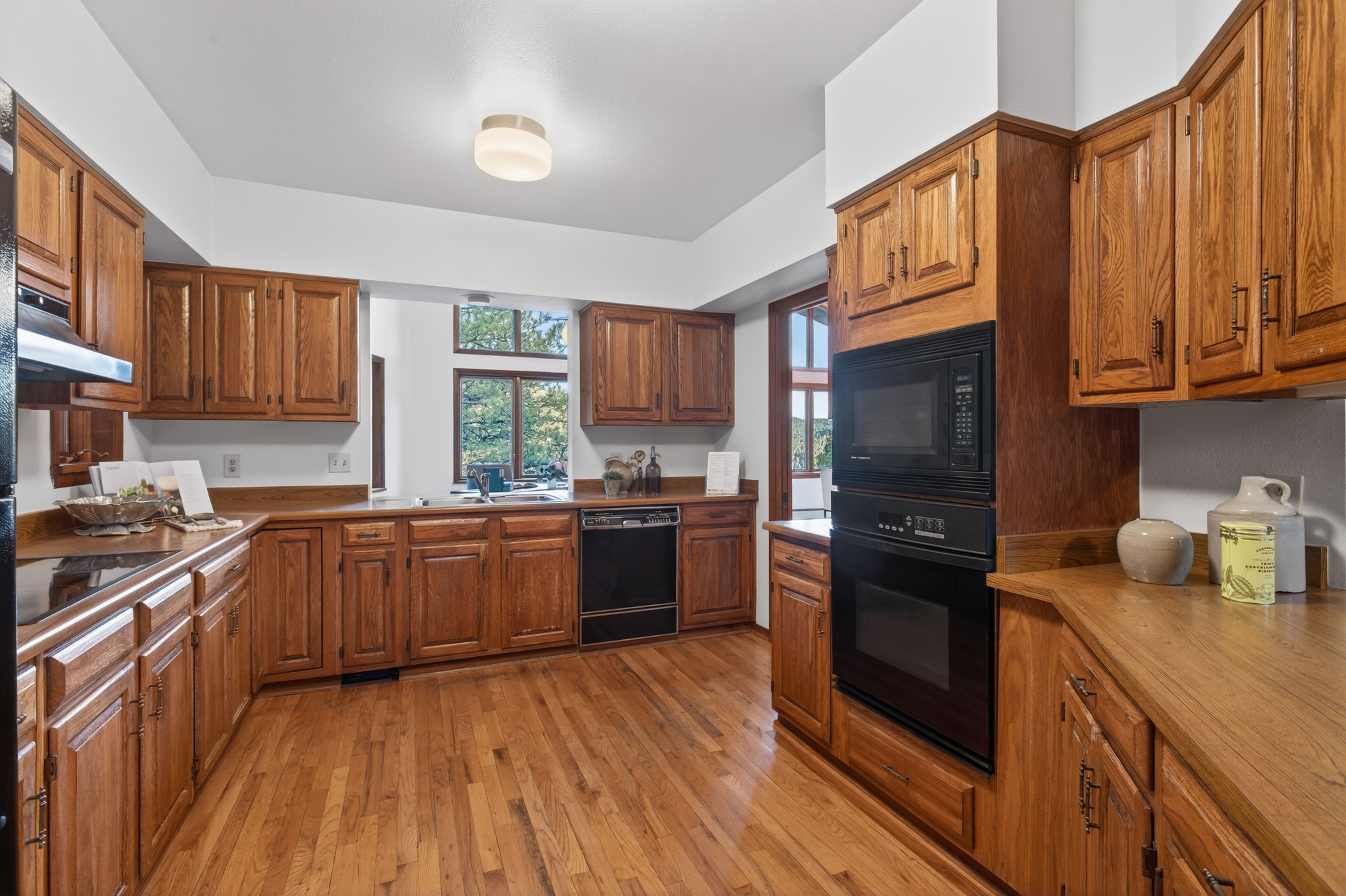  Ranch-style Custom Home on 1.16 Acre Sunny and Treed Lot in Genesee - 物件實景