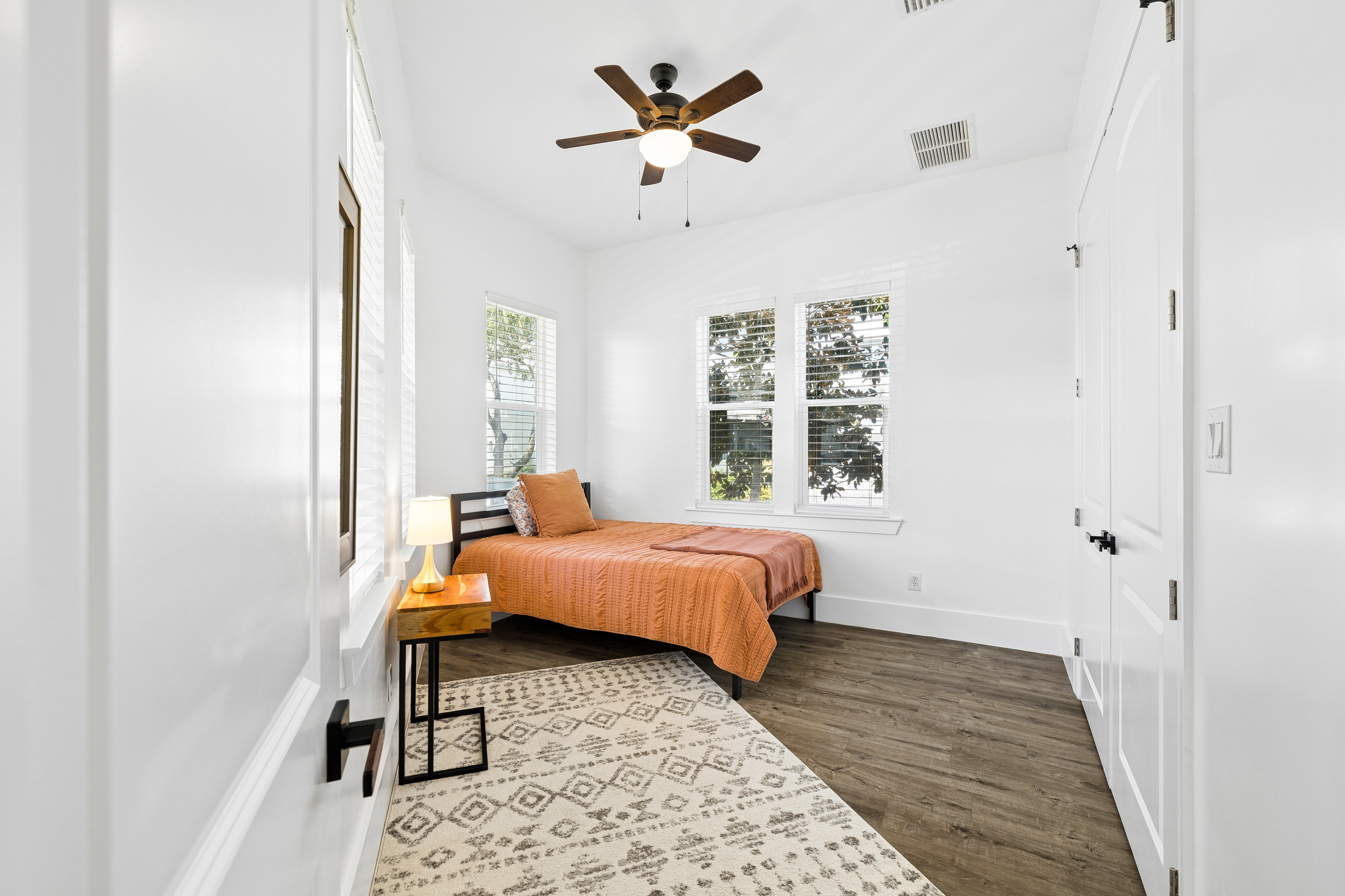  Spacious Newer-Build Home With Wraparound Porch On Gated Community Corner Lot - 物件實景