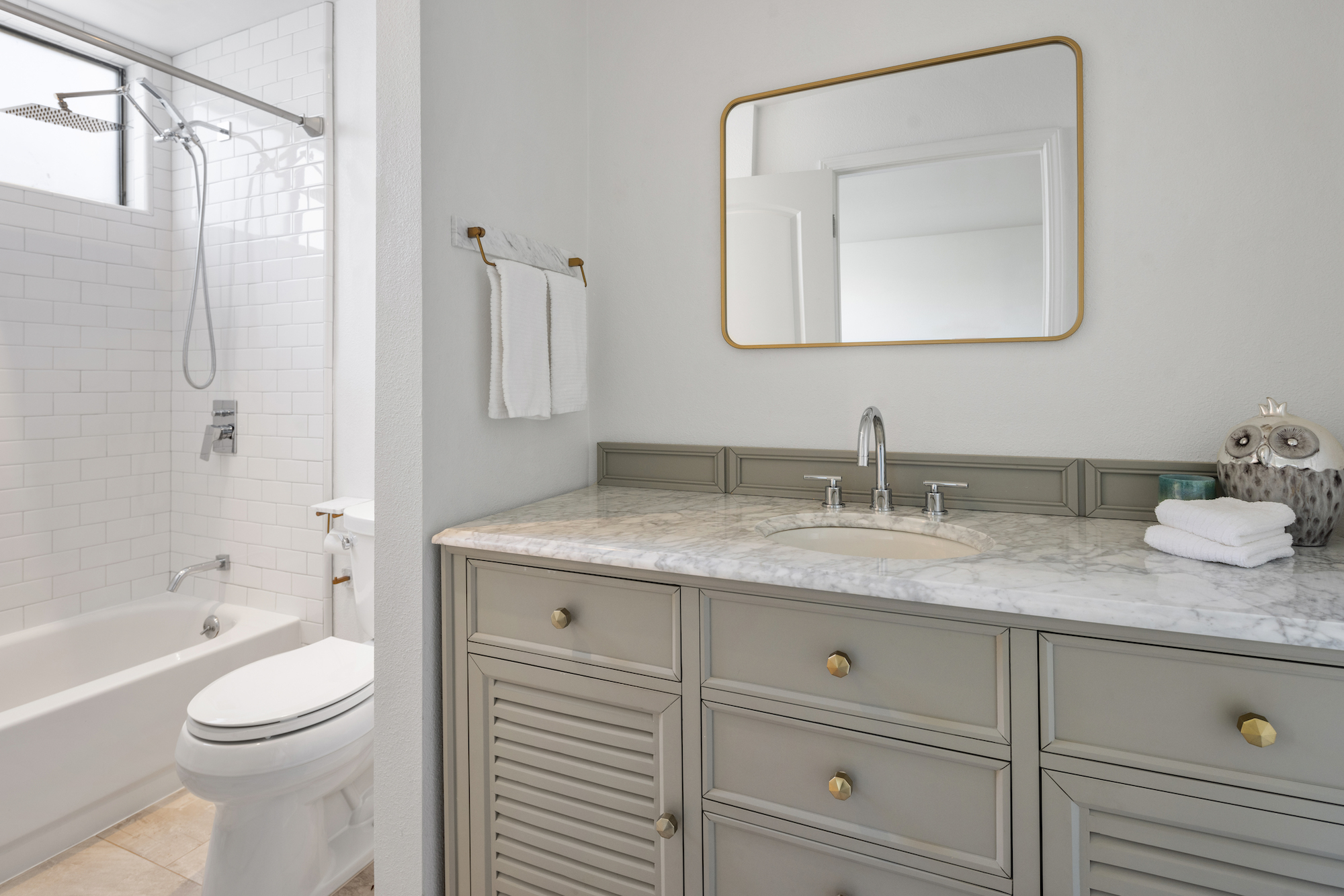 Los Angeles, California, 90025, United States, 2 Bedrooms Bedrooms, ,3 BathroomsBathrooms,Residential,For Sale,1860542