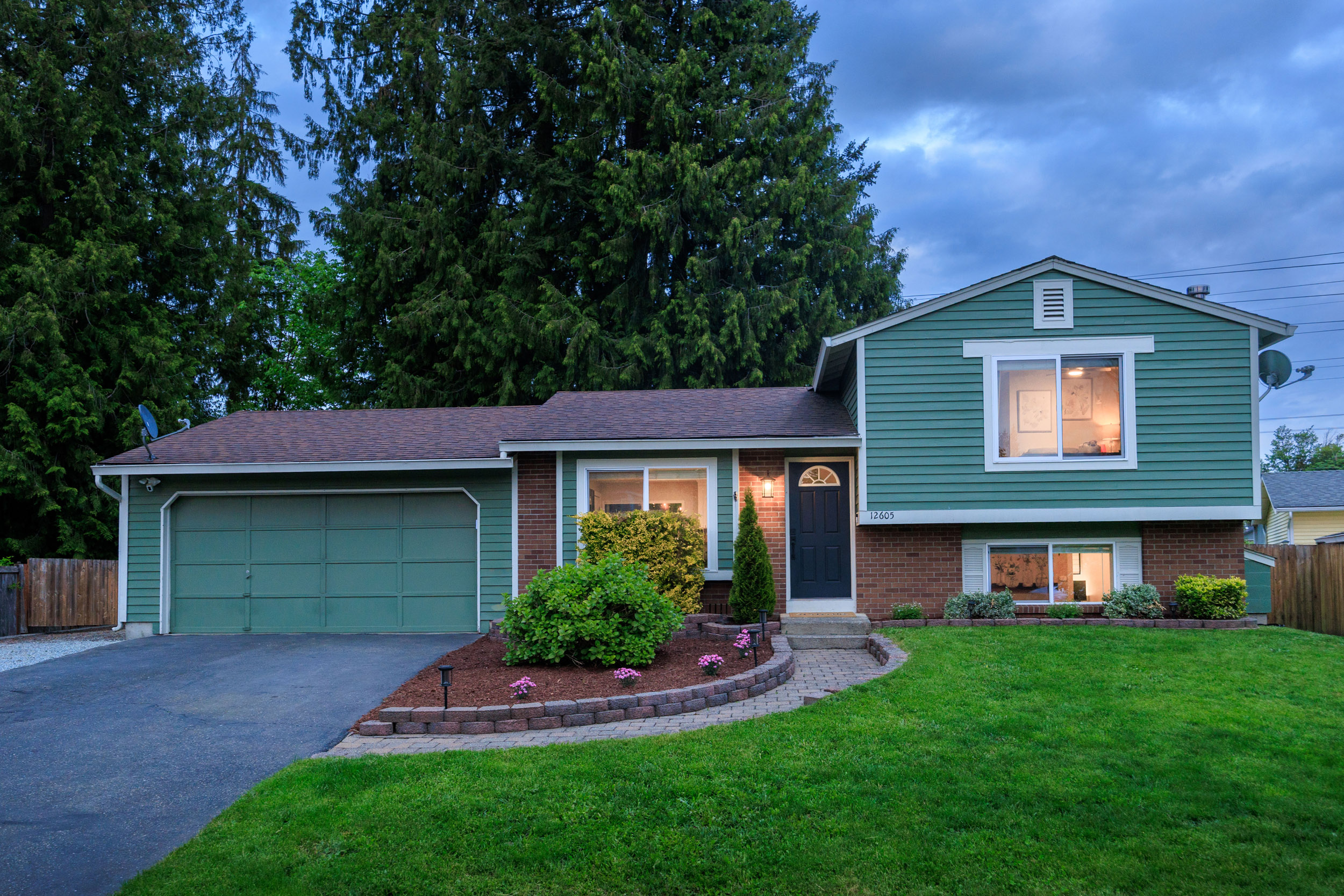 Inviting Seattle Hill Home 