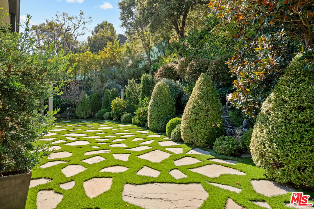 Los Angeles, California, 90049, United States, 4 Bedrooms Bedrooms, ,1 BathroomBathrooms,Residential,For Sale,1991602