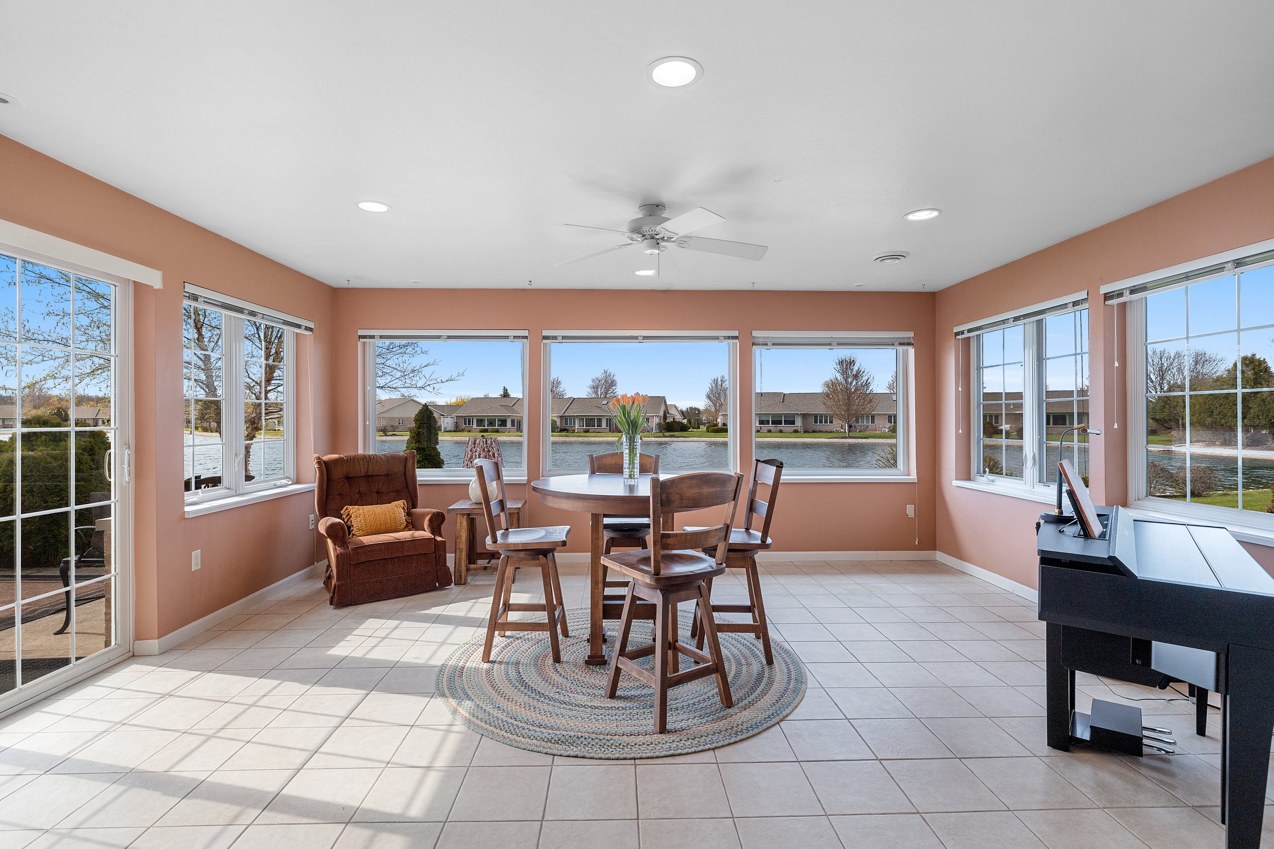  Waterfront Living at River Pines Condos - 物件實景